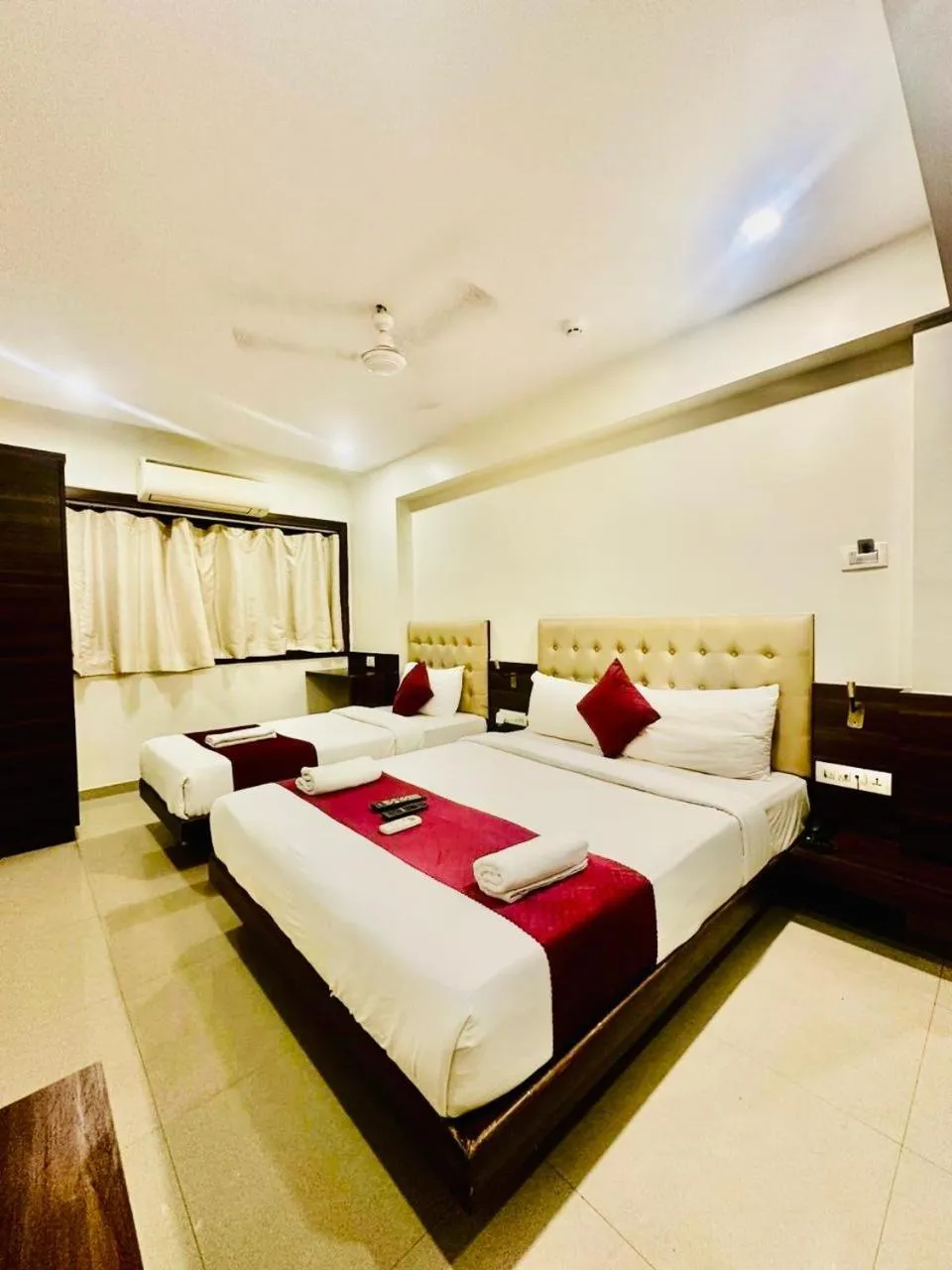 Bedroom, Bed in Hotel Mumbai International