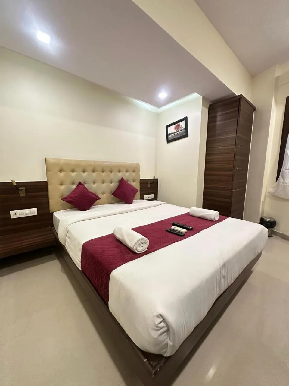 Bed in Hotel Mumbai International