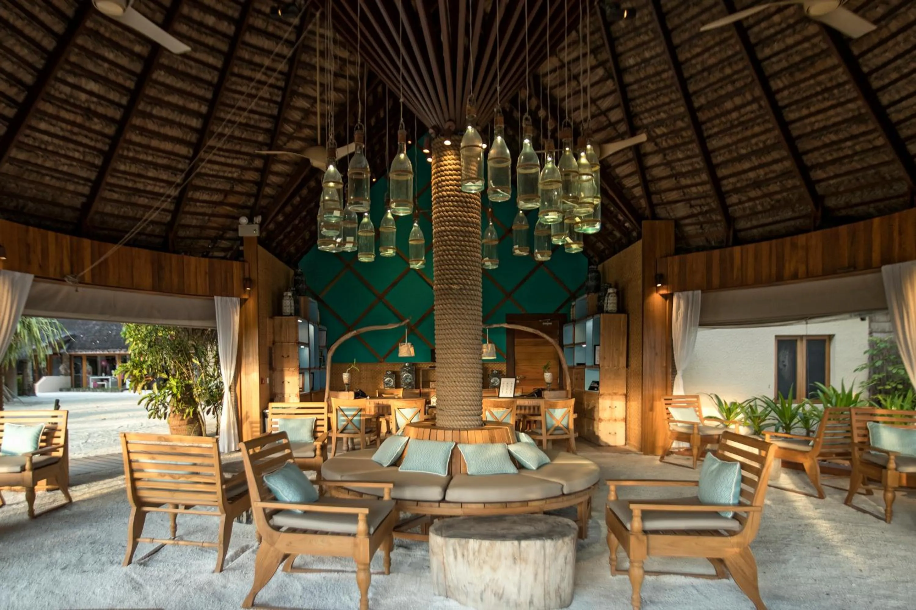 Lounge or bar in Constance Moofushi Maldives - All Inclusive