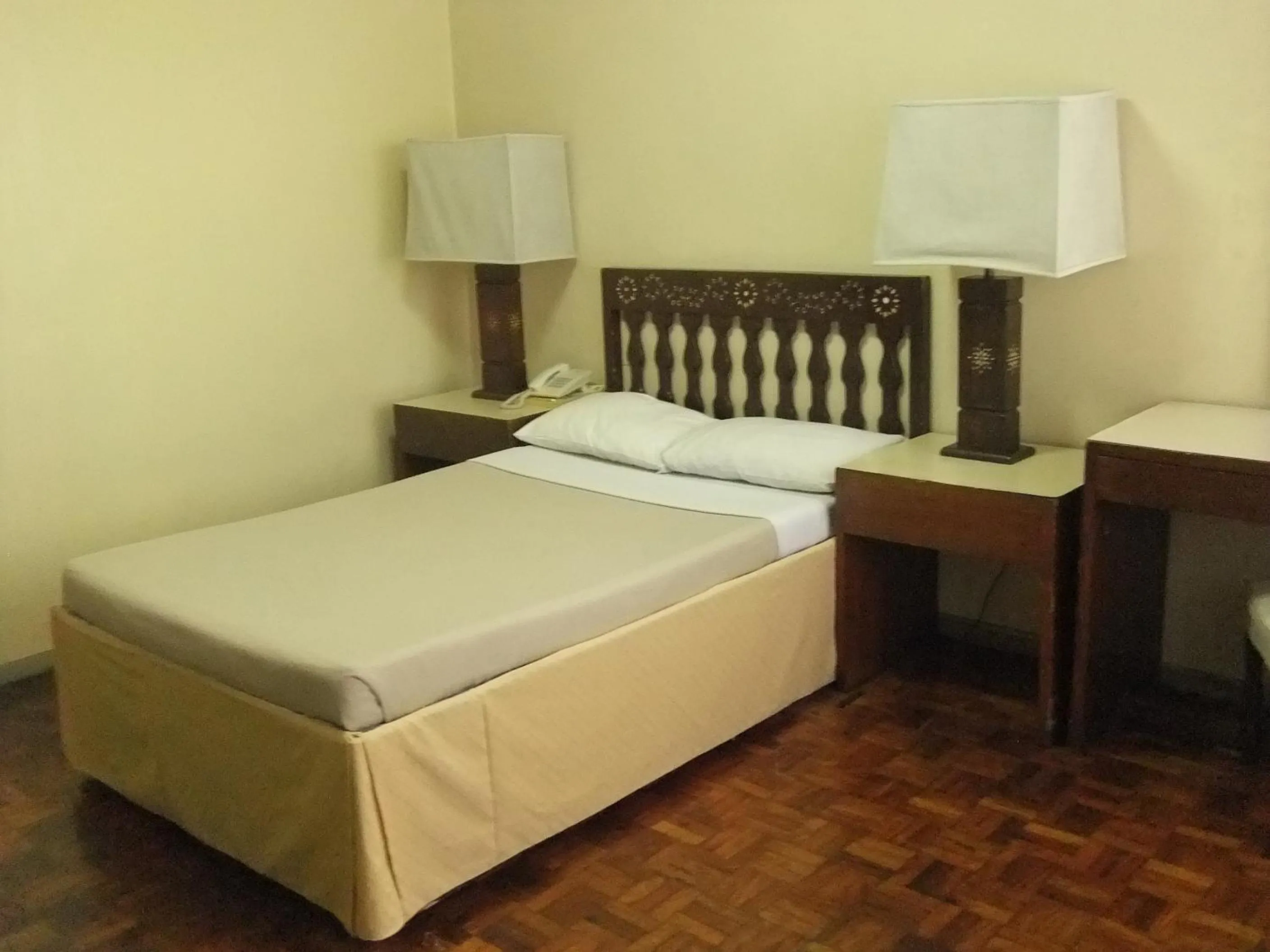 Bed in Manila Manor Hotel