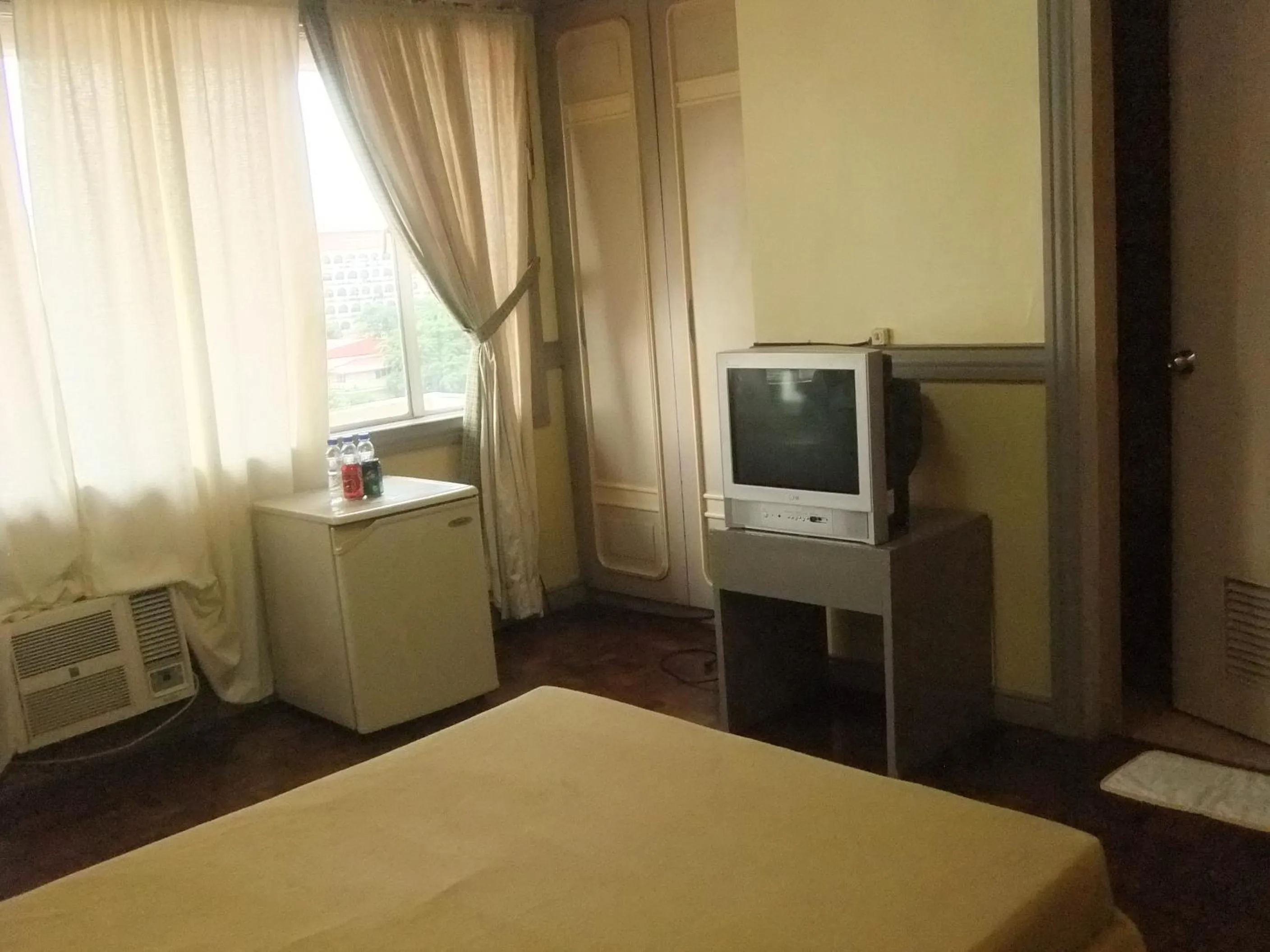 Day, Bed in Manila Manor Hotel