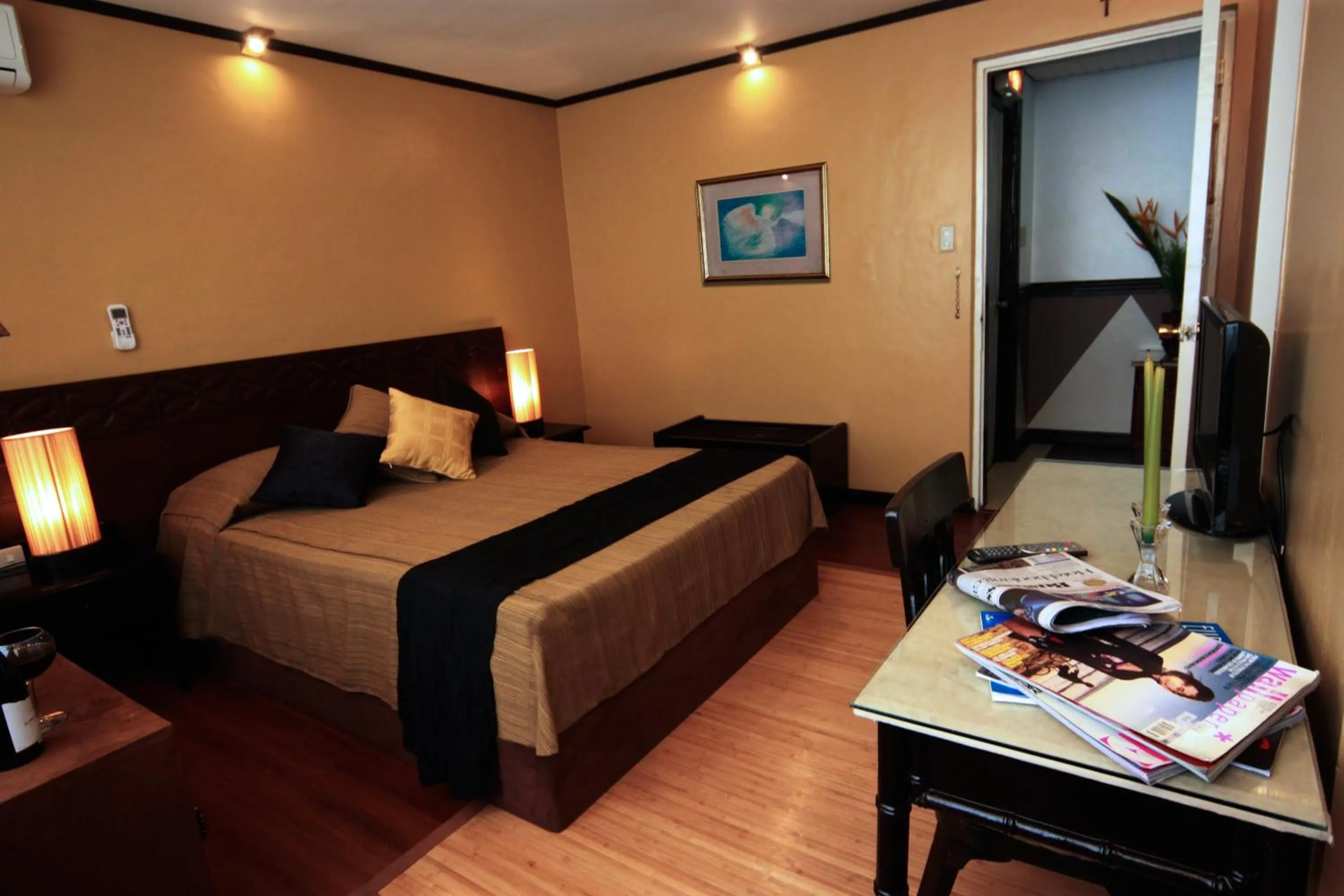Photo of the whole room, Bed in Manila Manor Hotel