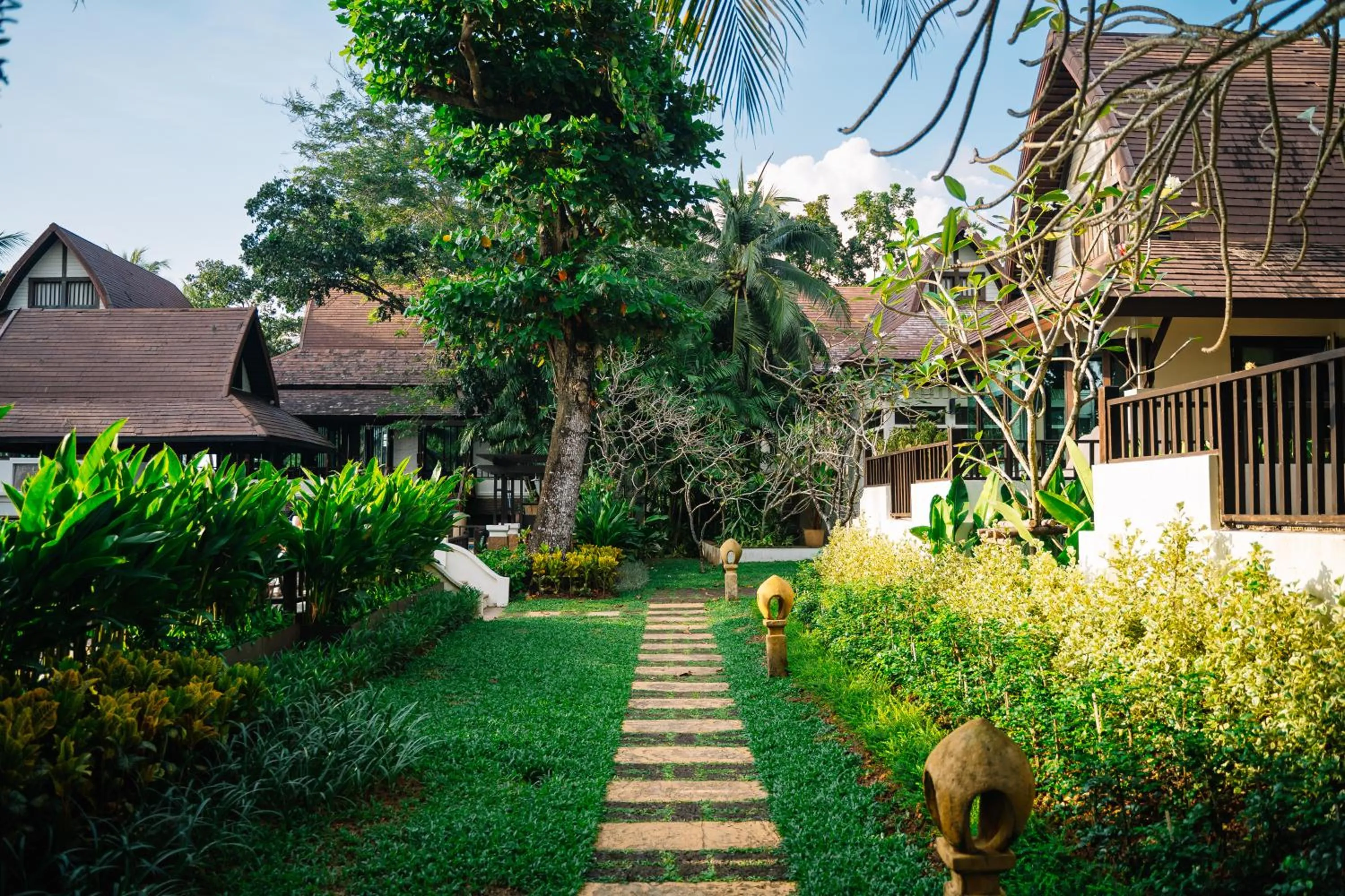 Garden in Barali Beach Resort Koh Chang
