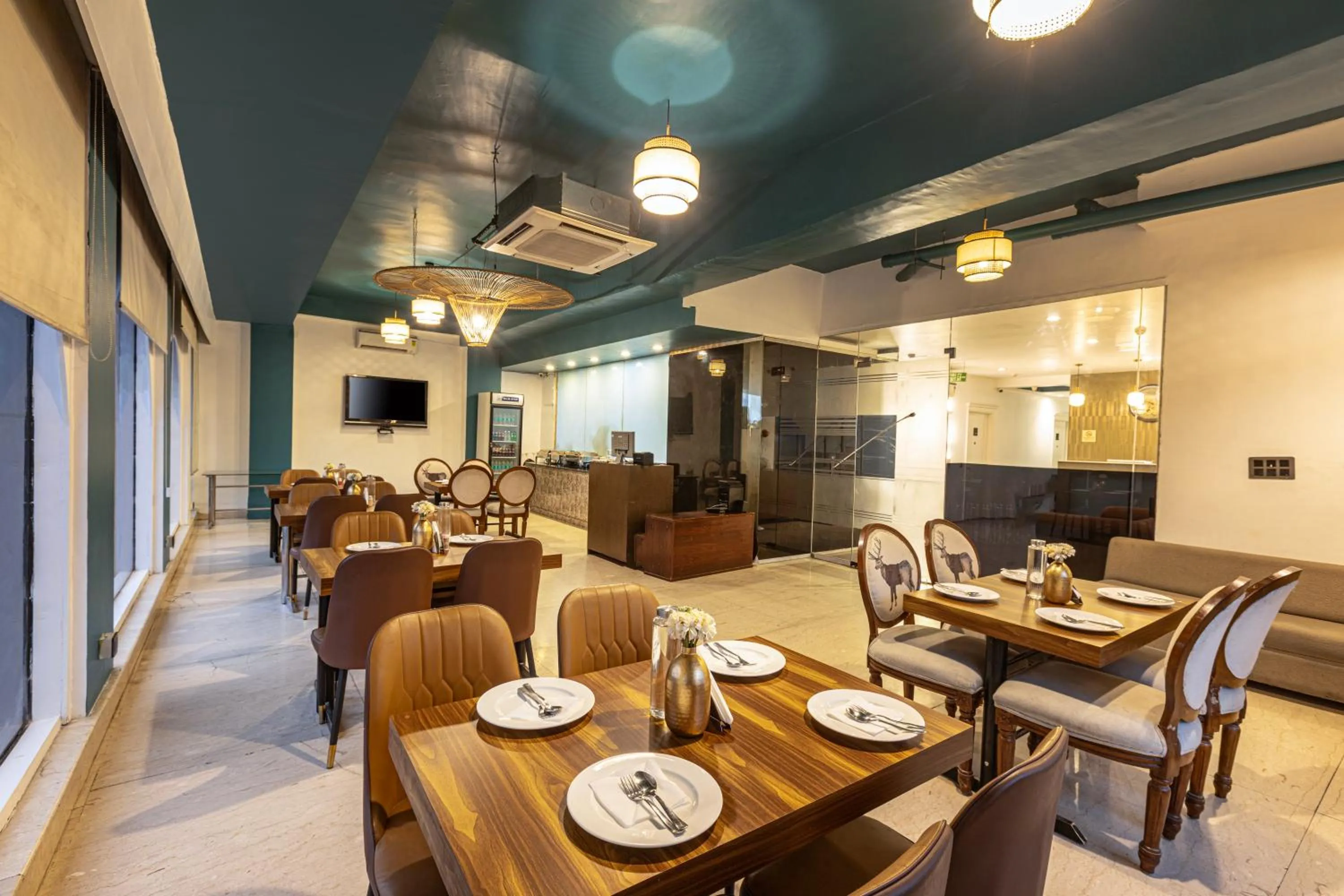 Restaurant/places to eat in Skon Boutique by Orion Hotels