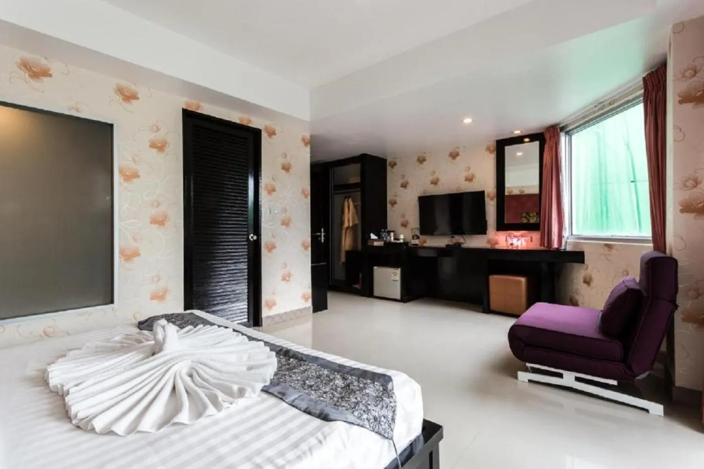 Floor plan, Bed in 7Q Patong Beach Hotel