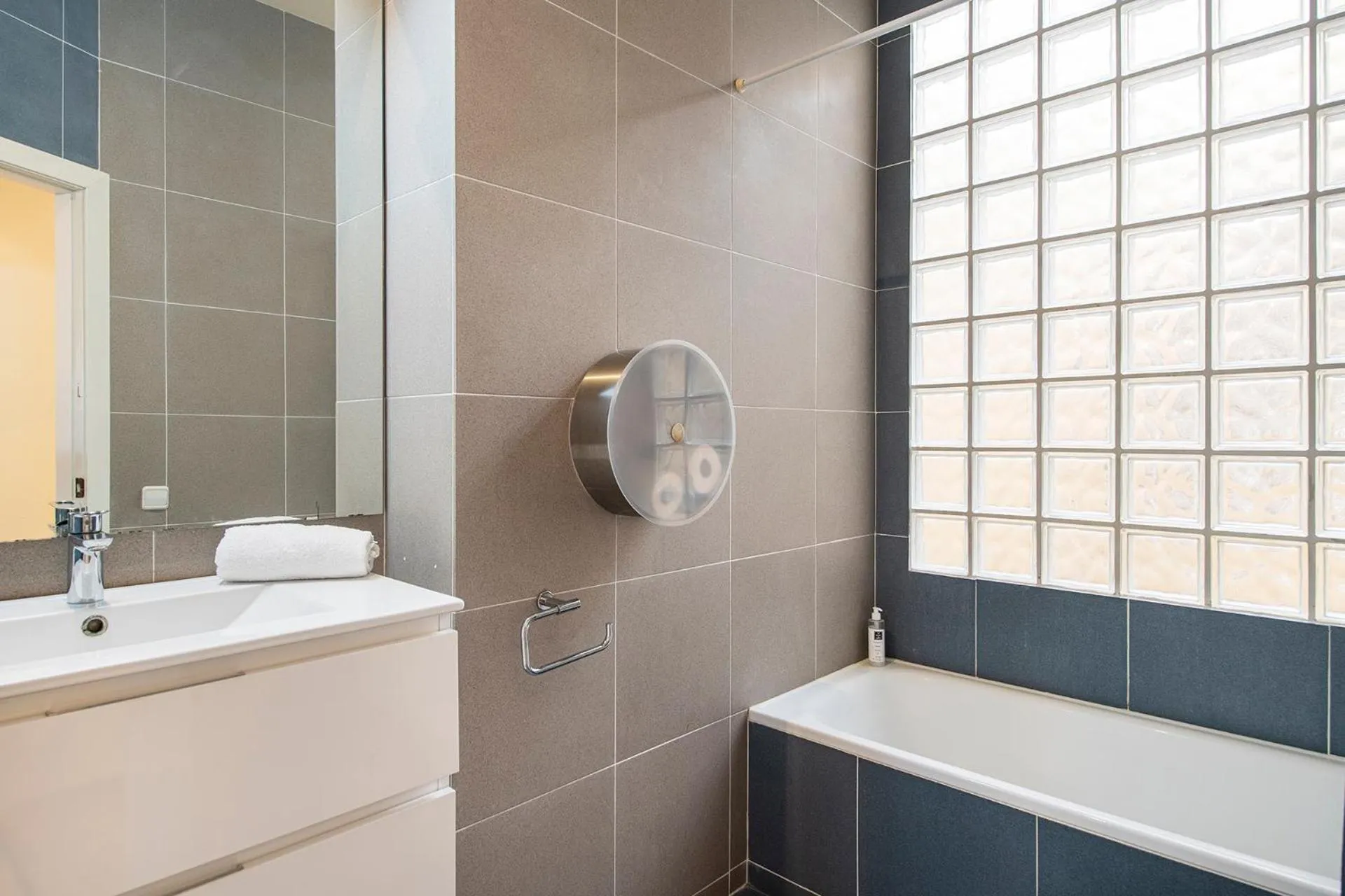 Sleep & Stay- Luxury top floor apt with terrace