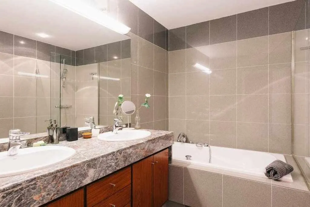 Sleep & Stay- Luxury top floor apt with terrace