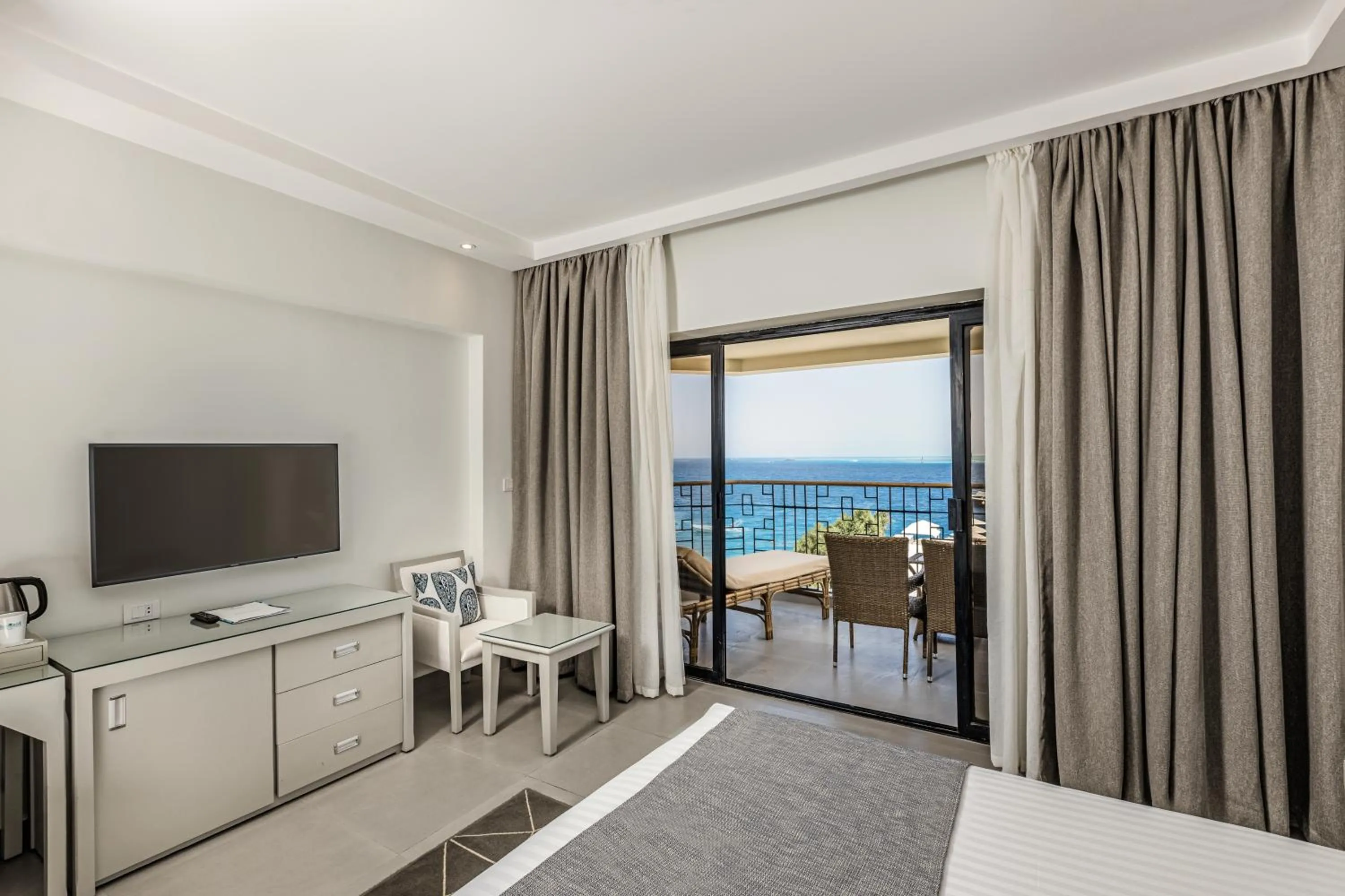 Bed in Sunrise Holidays Resort -Adults Only