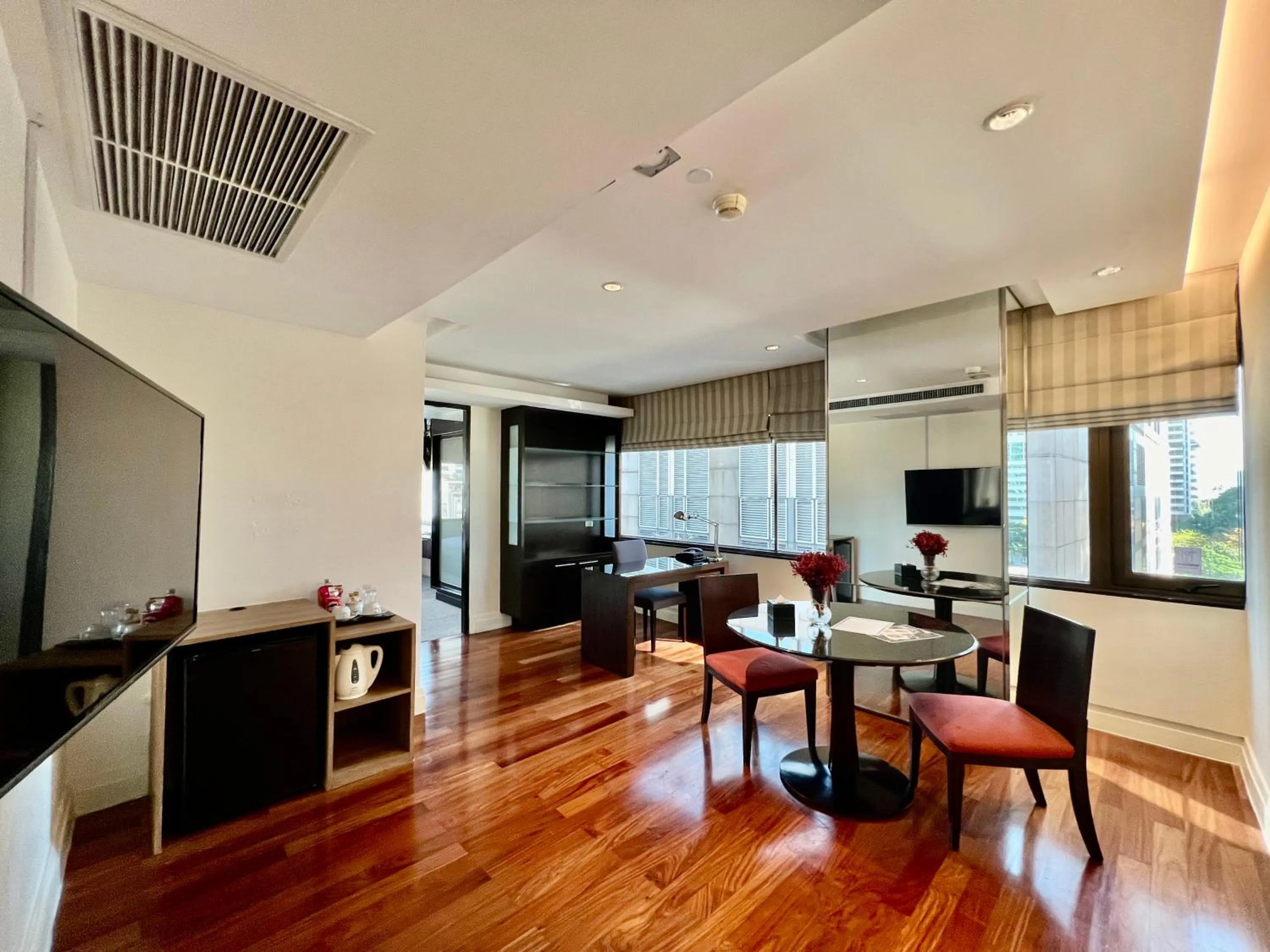 One Bedroom Deluxe Suite in The Quarter Saladaeng by UHG