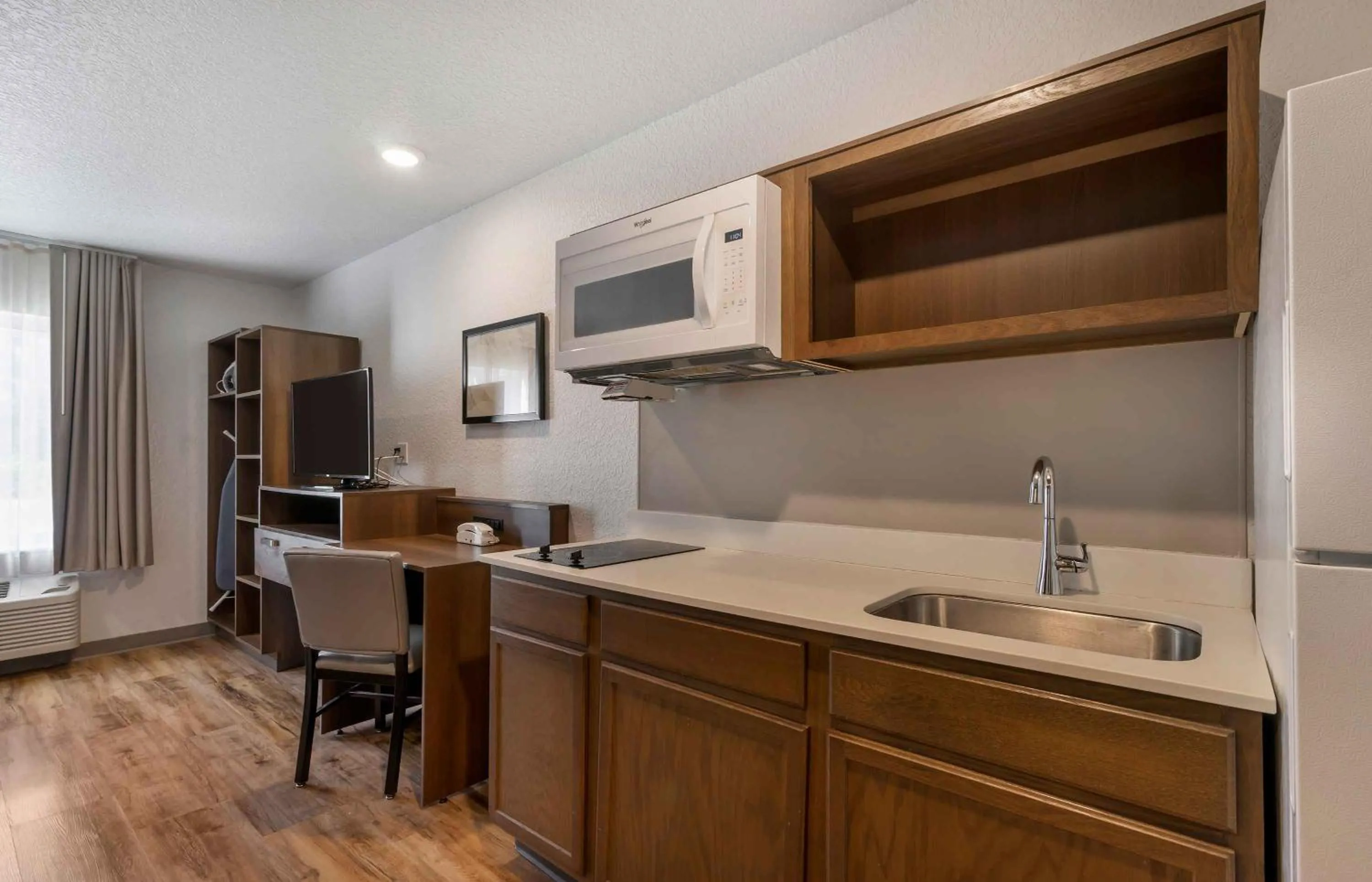 Kitchen or kitchenette in Extended Stay America Select Suites - Tampa - Brandon - East
