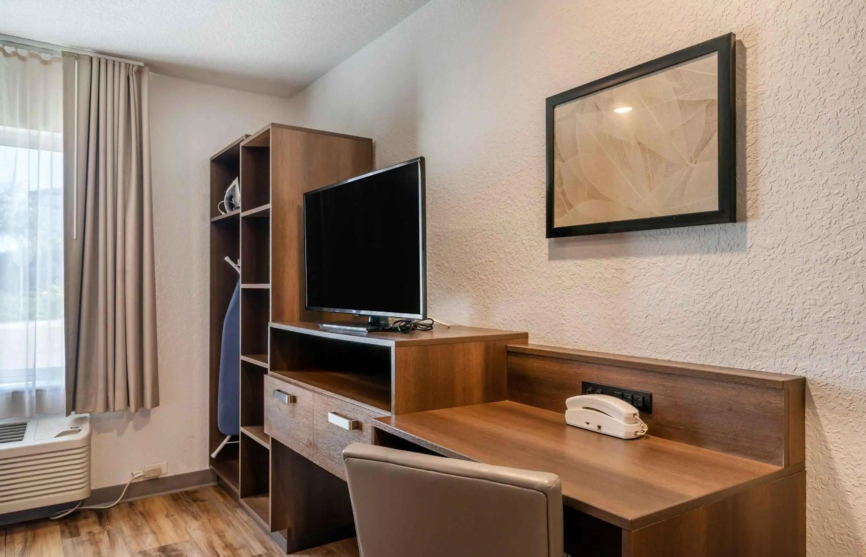 TV and multimedia in Extended Stay America Select Suites - Tampa - Brandon - East