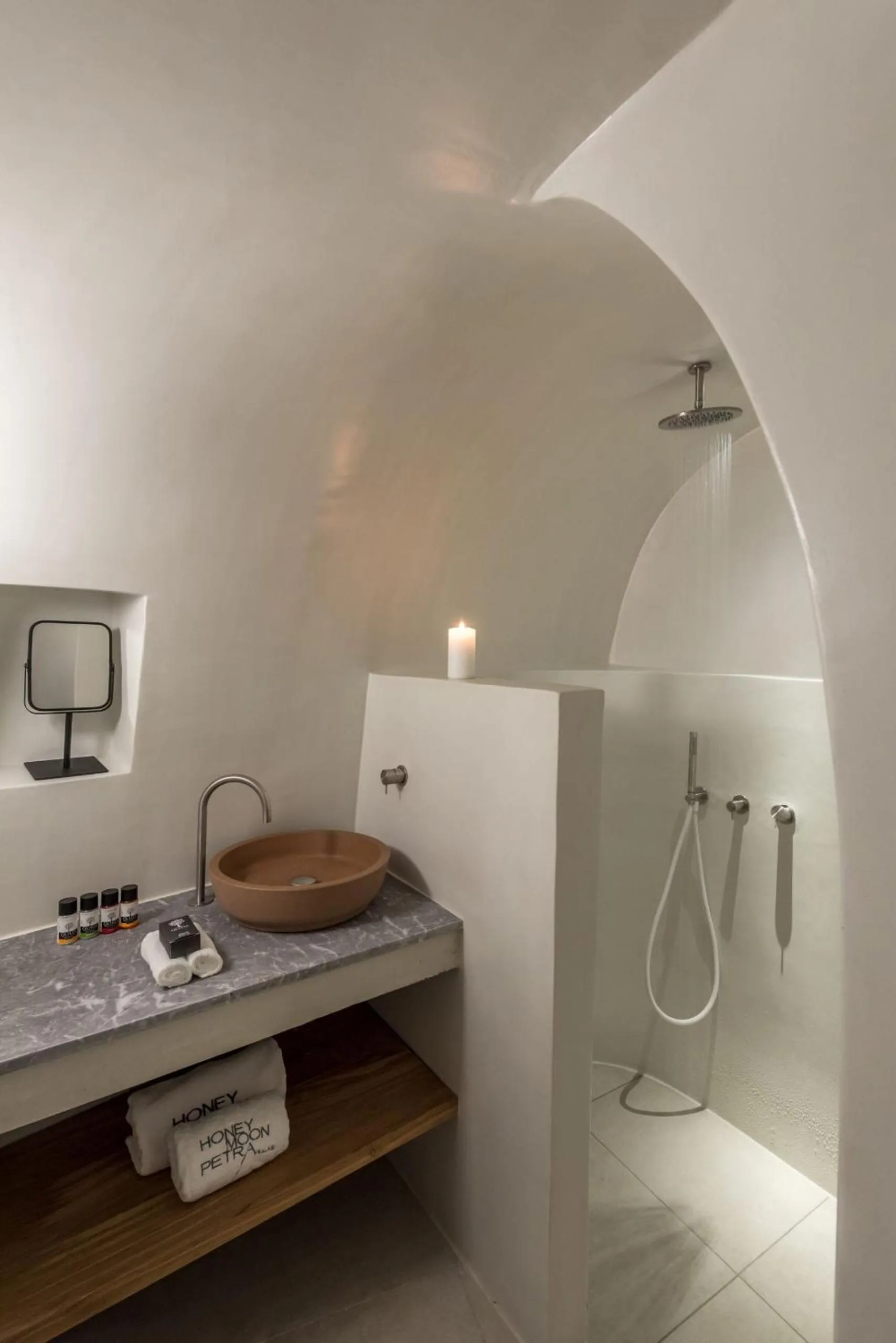 Bathroom in Honeymoon Petra Villas