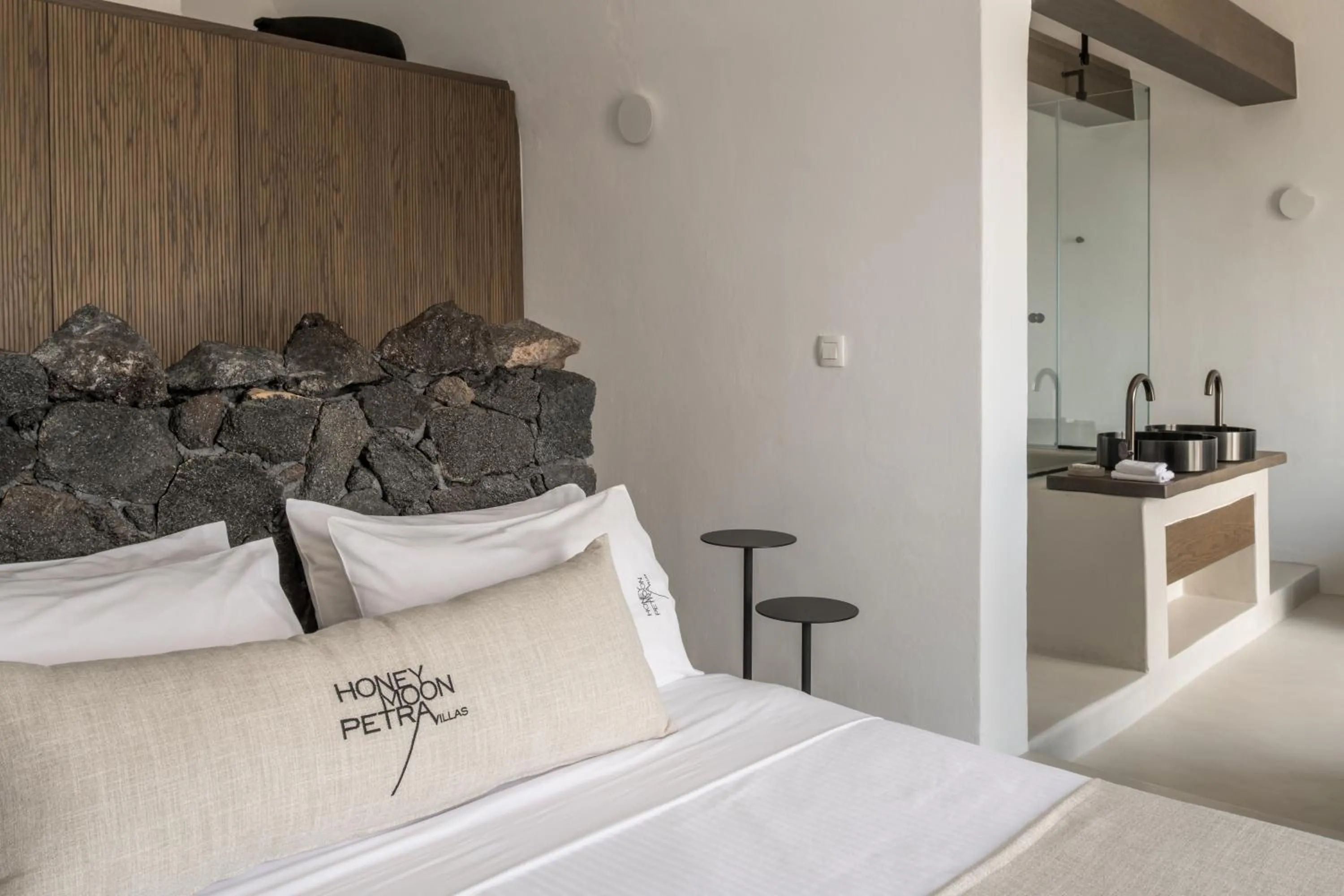 Photo of the whole room, Bed in Honeymoon Petra Villas