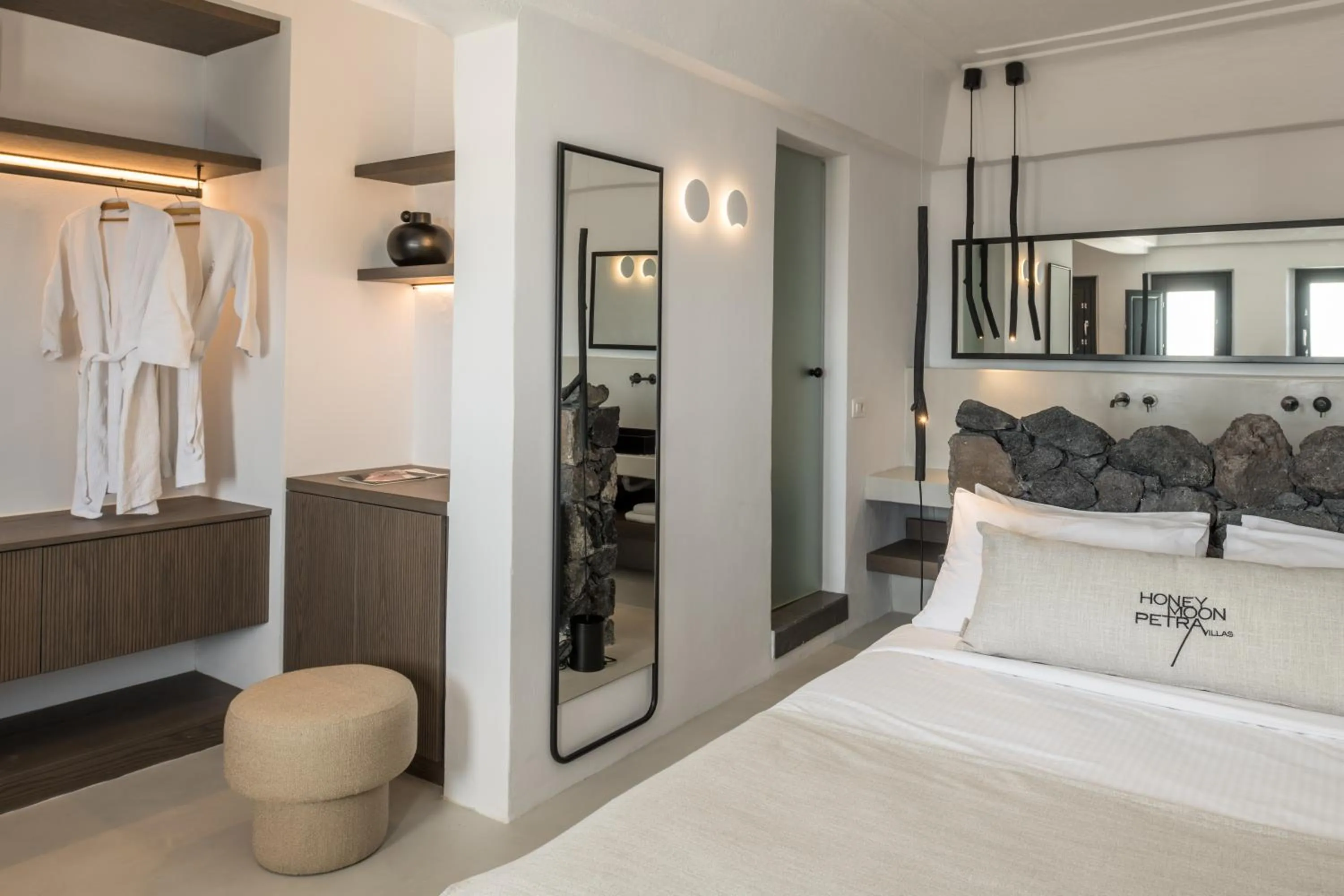 Photo of the whole room, Bed in Honeymoon Petra Villas