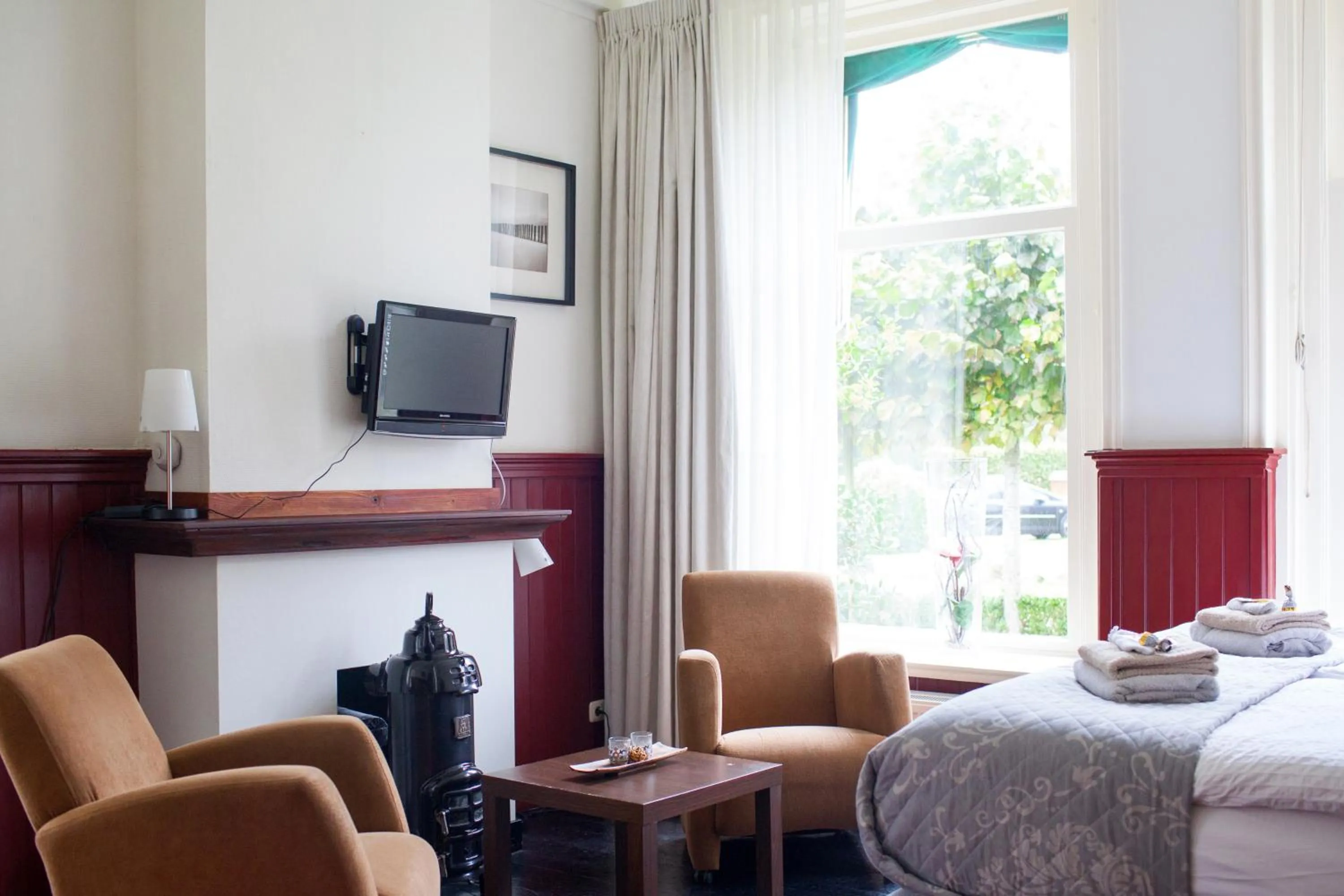 Photo of the whole room, Bed in B&B 'T Skoalhûs