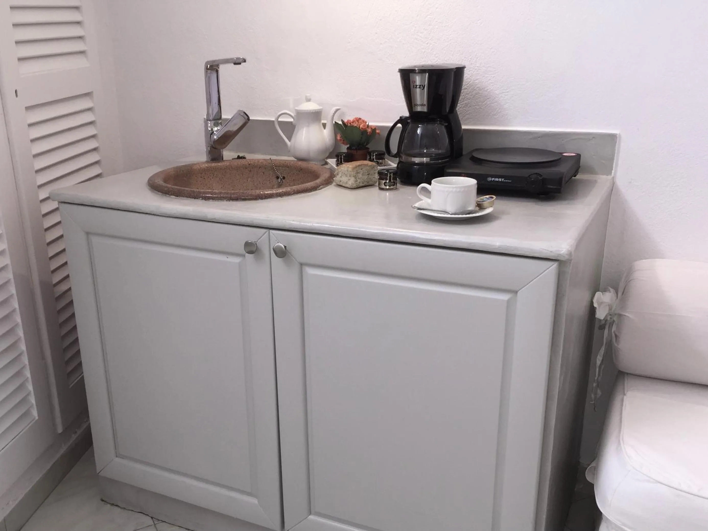 Coffee/tea facilities in Aeolos Art & Eco Suites Adults Only