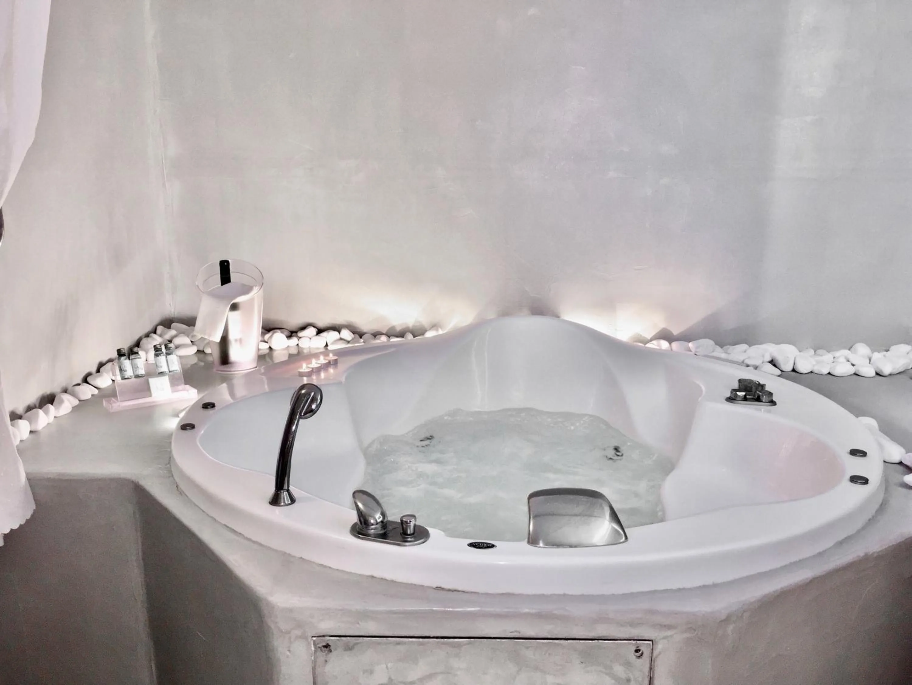 Hot Tub in Aeolos Art & Eco Suites Adults Only