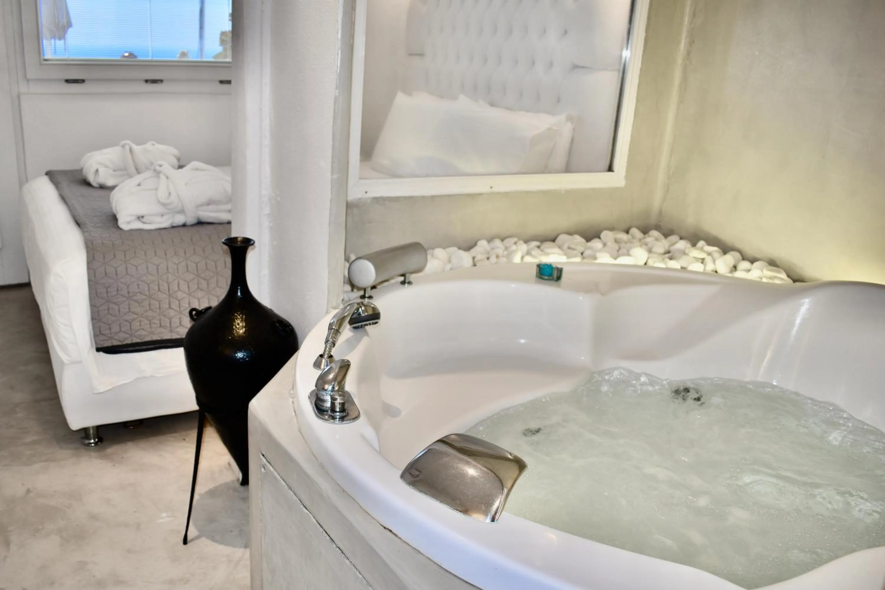 Hot Tub in Aeolos Art & Eco Suites Adults Only