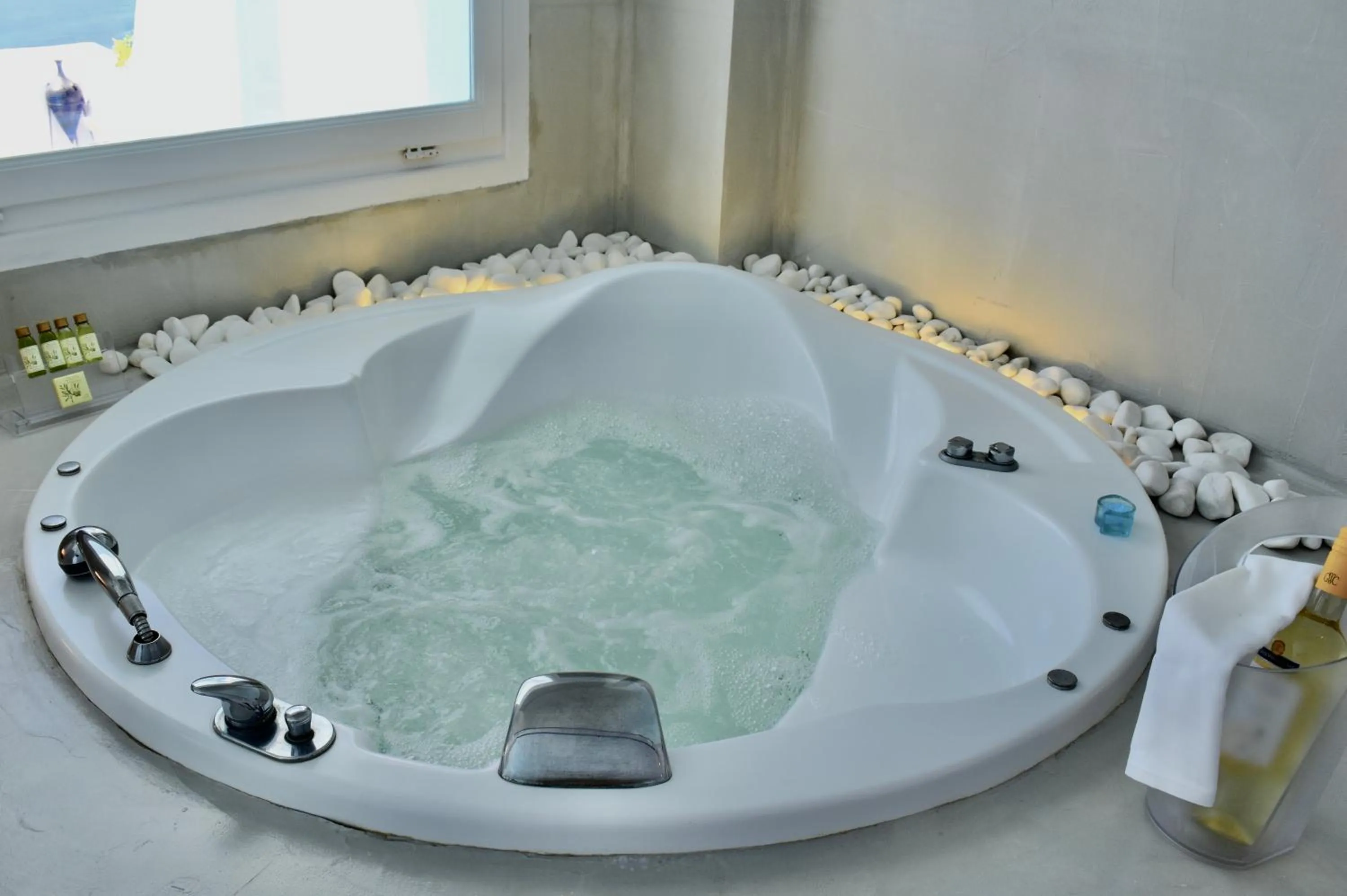 Hot Tub in Aeolos Art & Eco Suites Adults Only