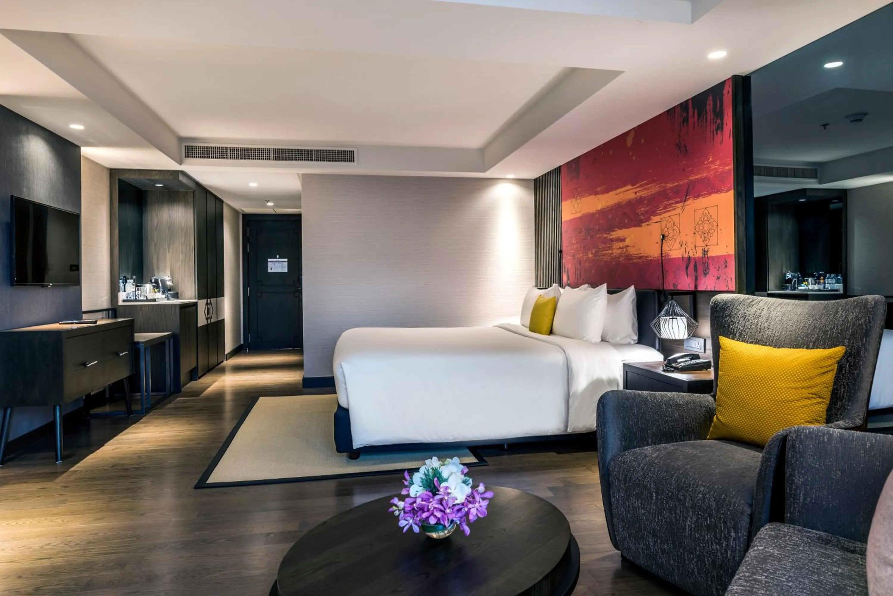 Photo of the whole room, Bed in Mercure Bangkok Sukhumvit 11