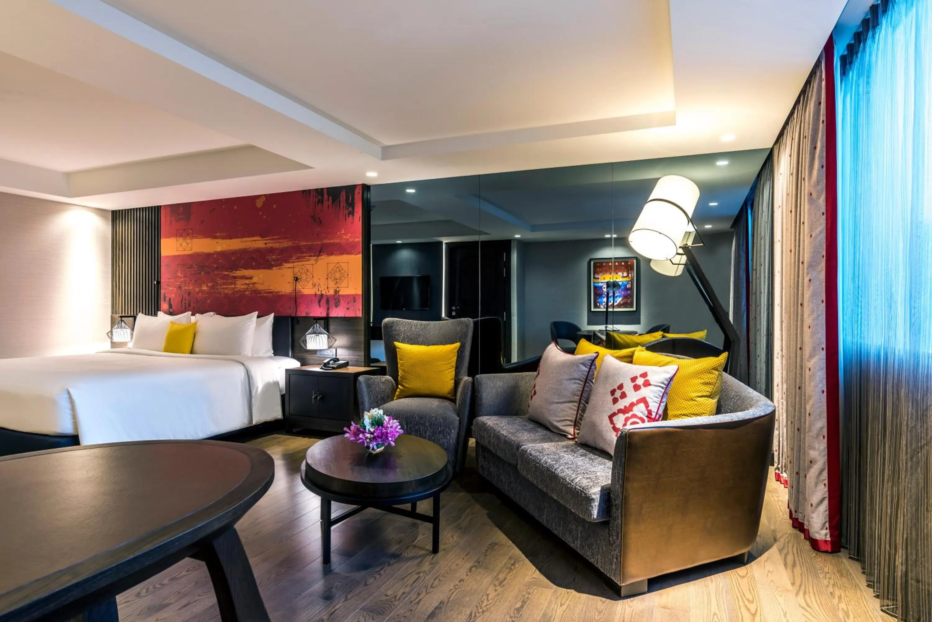 Photo of the whole room, Bed in Mercure Bangkok Sukhumvit 11