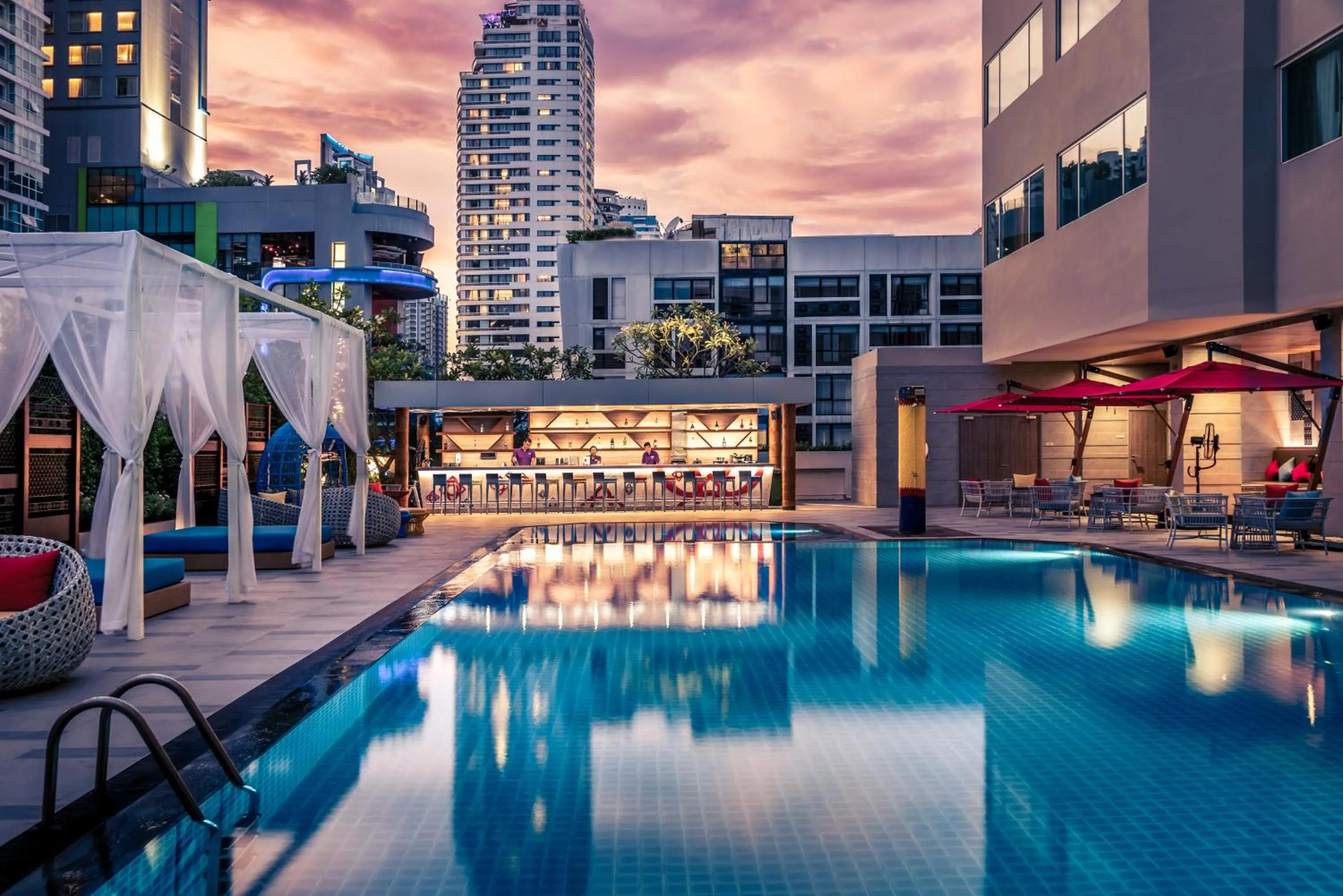 Swimming pool in Mercure Bangkok Sukhumvit 11