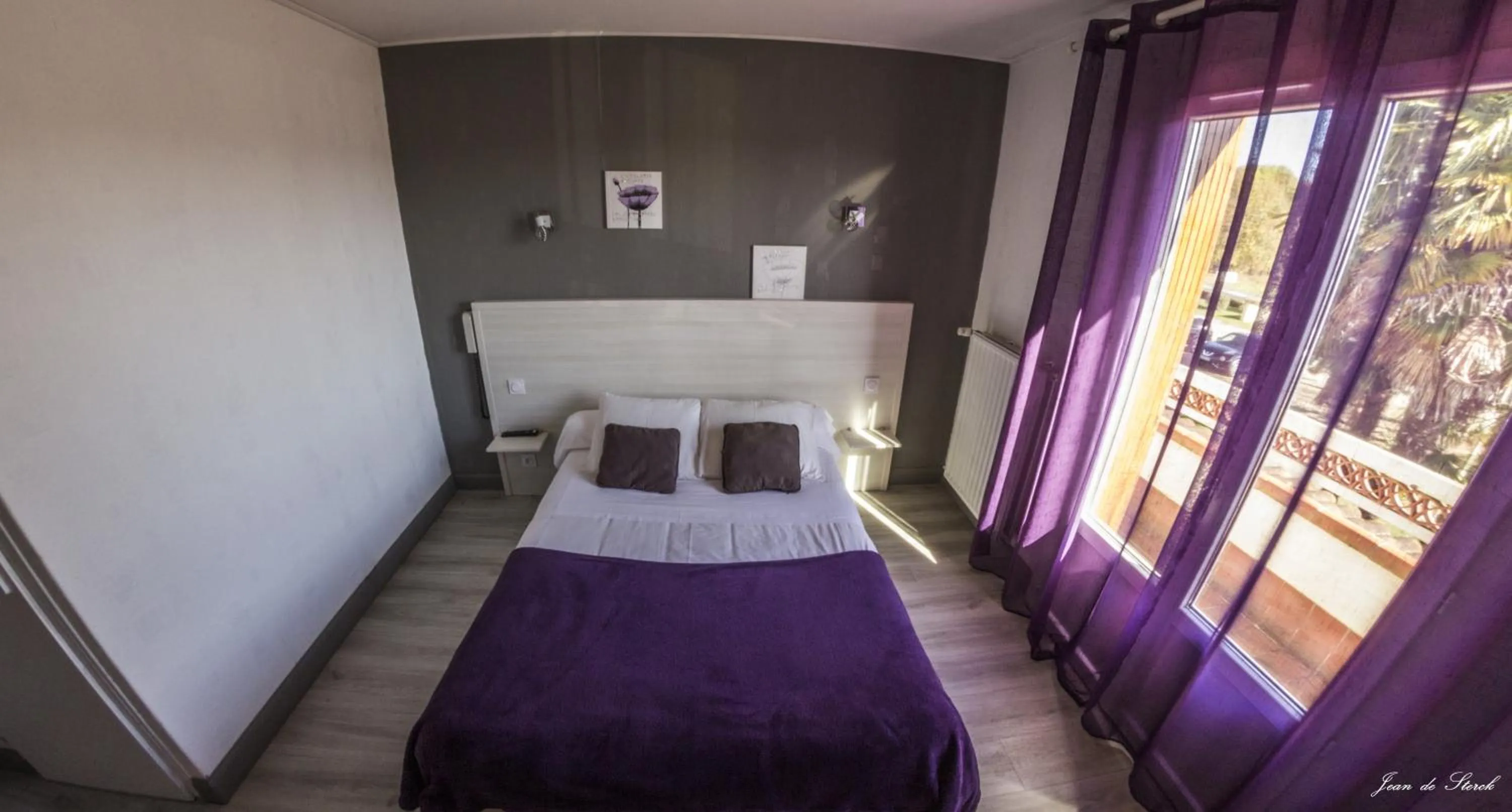 Bed in Logis Hôtel Le pont d'Arcole