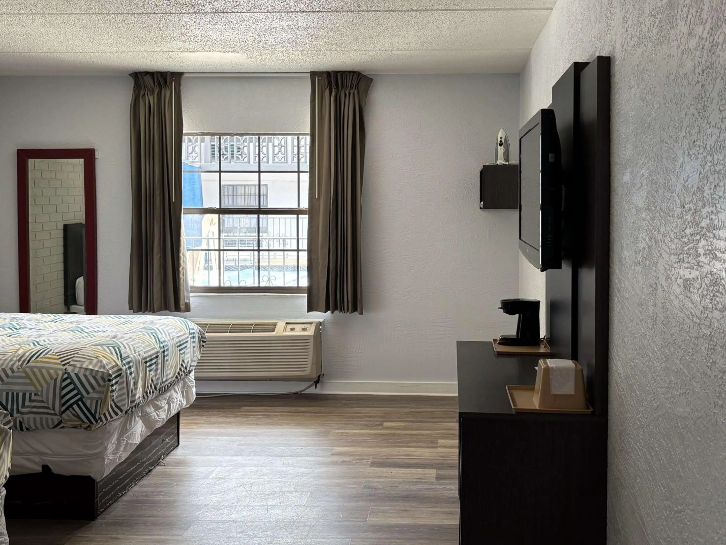 Bedroom, Bed in Motel 6 Tallahassee, FL North Monroe