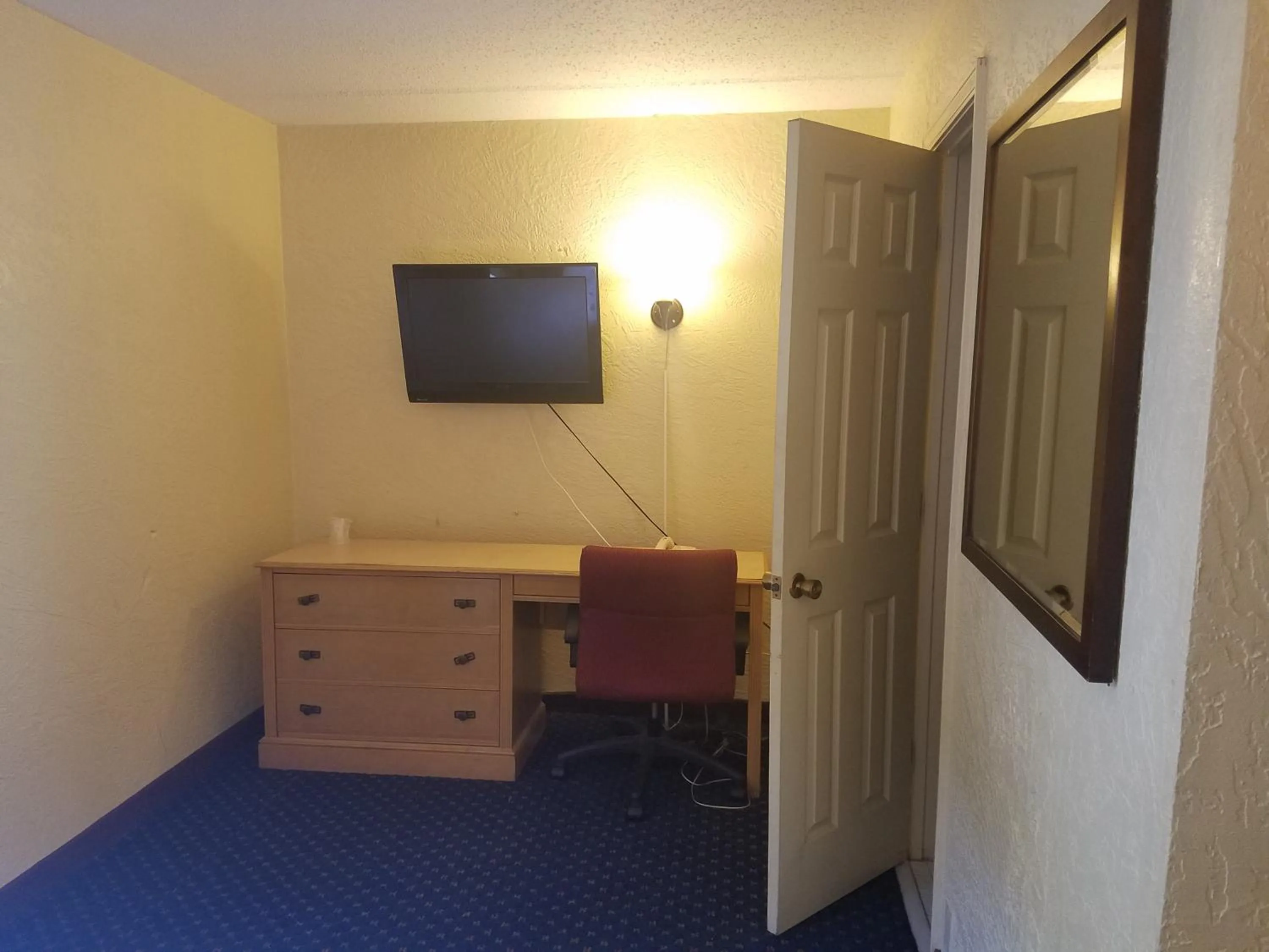 TV and multimedia in Motel 6 Tallahassee, FL North Monroe