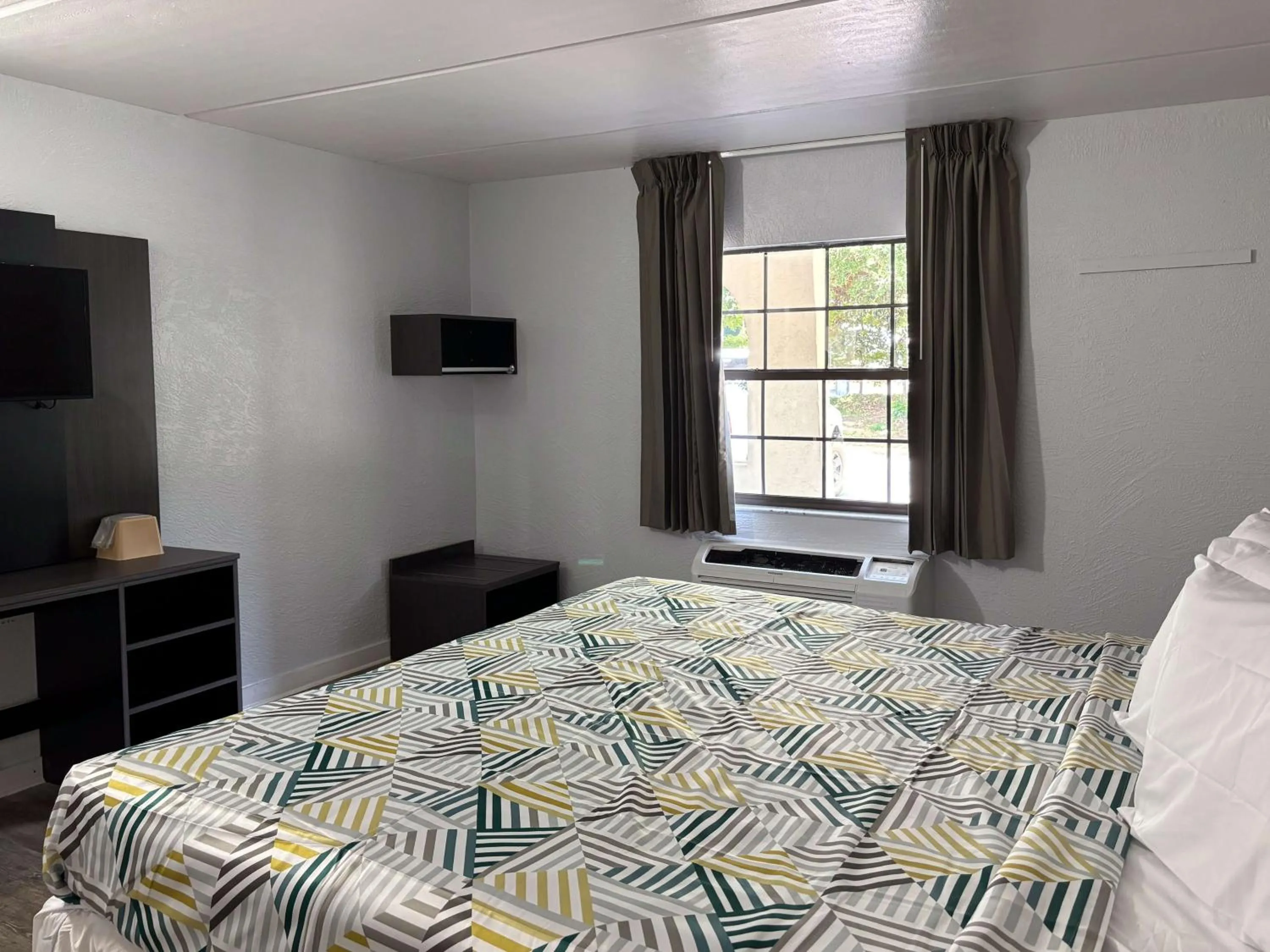 Bedroom, Bed in Motel 6 Tallahassee, FL North Monroe