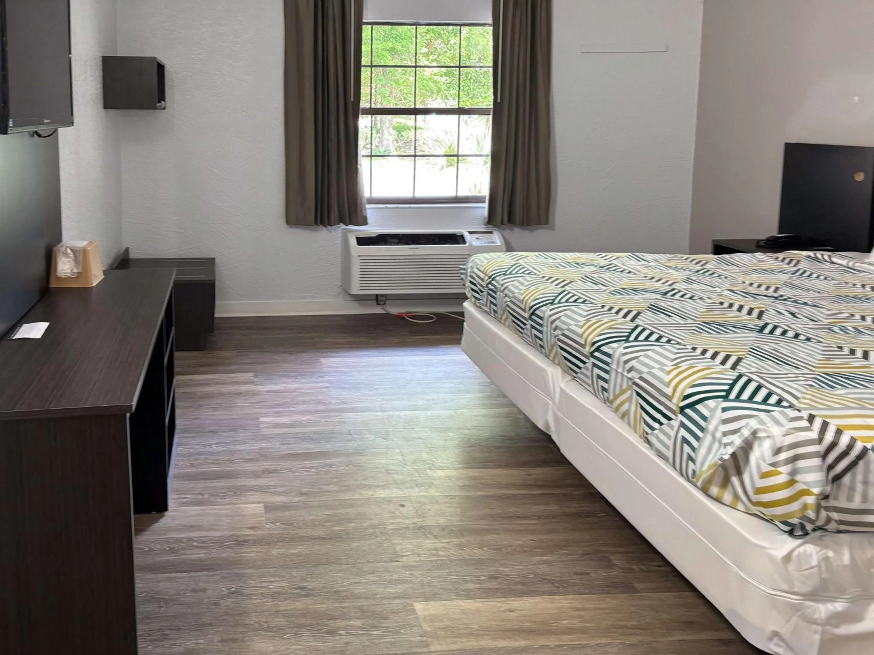 Bedroom, Bed in Motel 6 Tallahassee, FL North Monroe