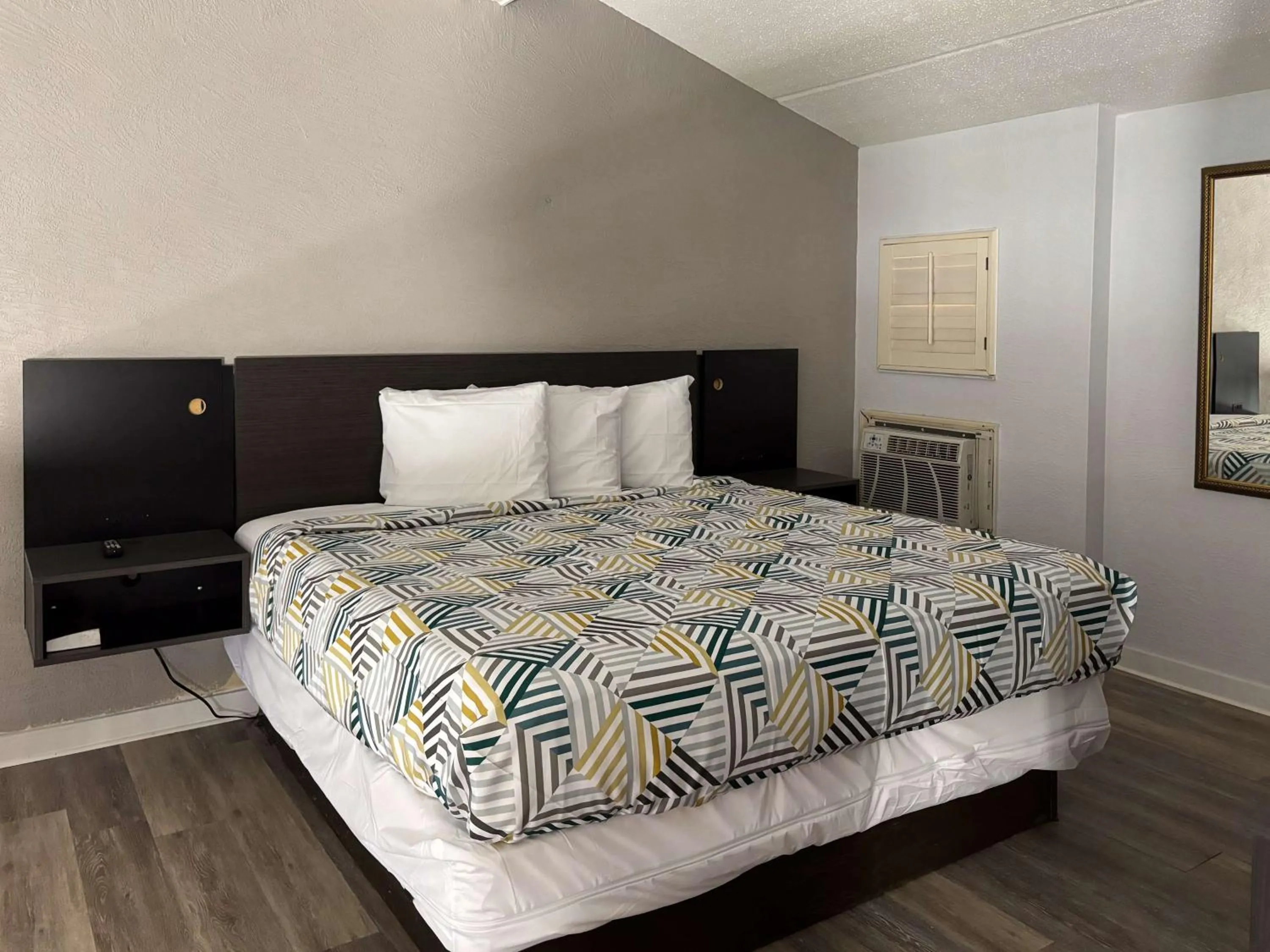 Bedroom, Bed in Motel 6 Tallahassee, FL North Monroe