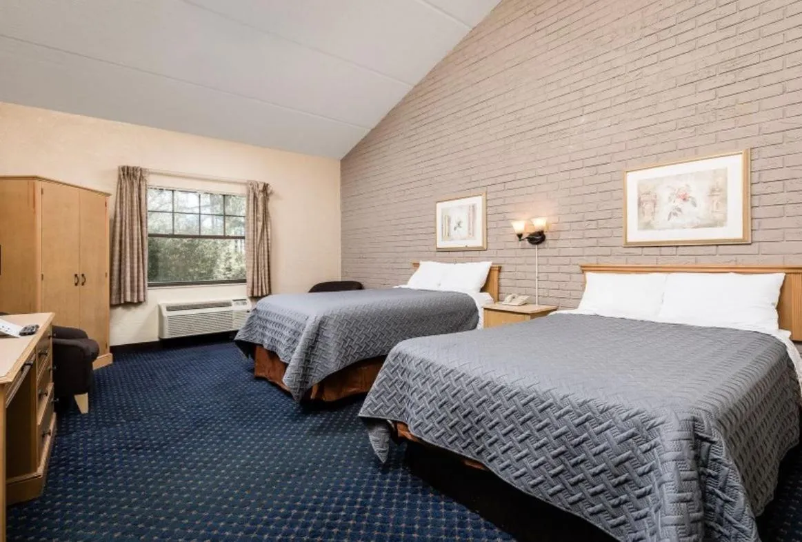 Bed in La Casa Inn and Suites