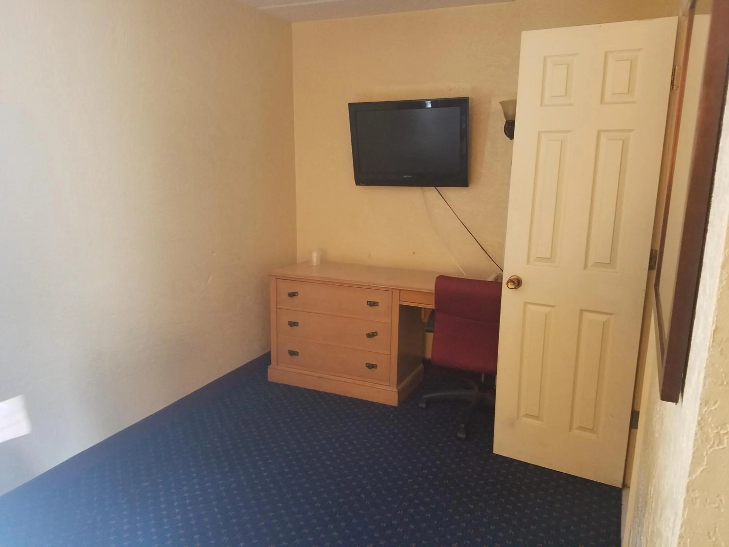 TV and multimedia in Motel 6 Tallahassee, FL North Monroe