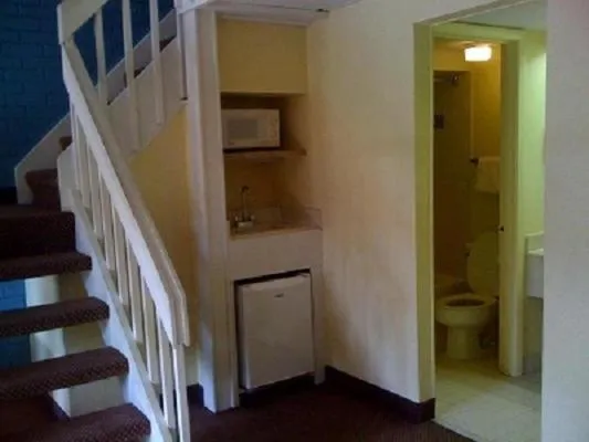 Kitchen or kitchenette, TV/Entertainment Center in La Casa Inn and Suites