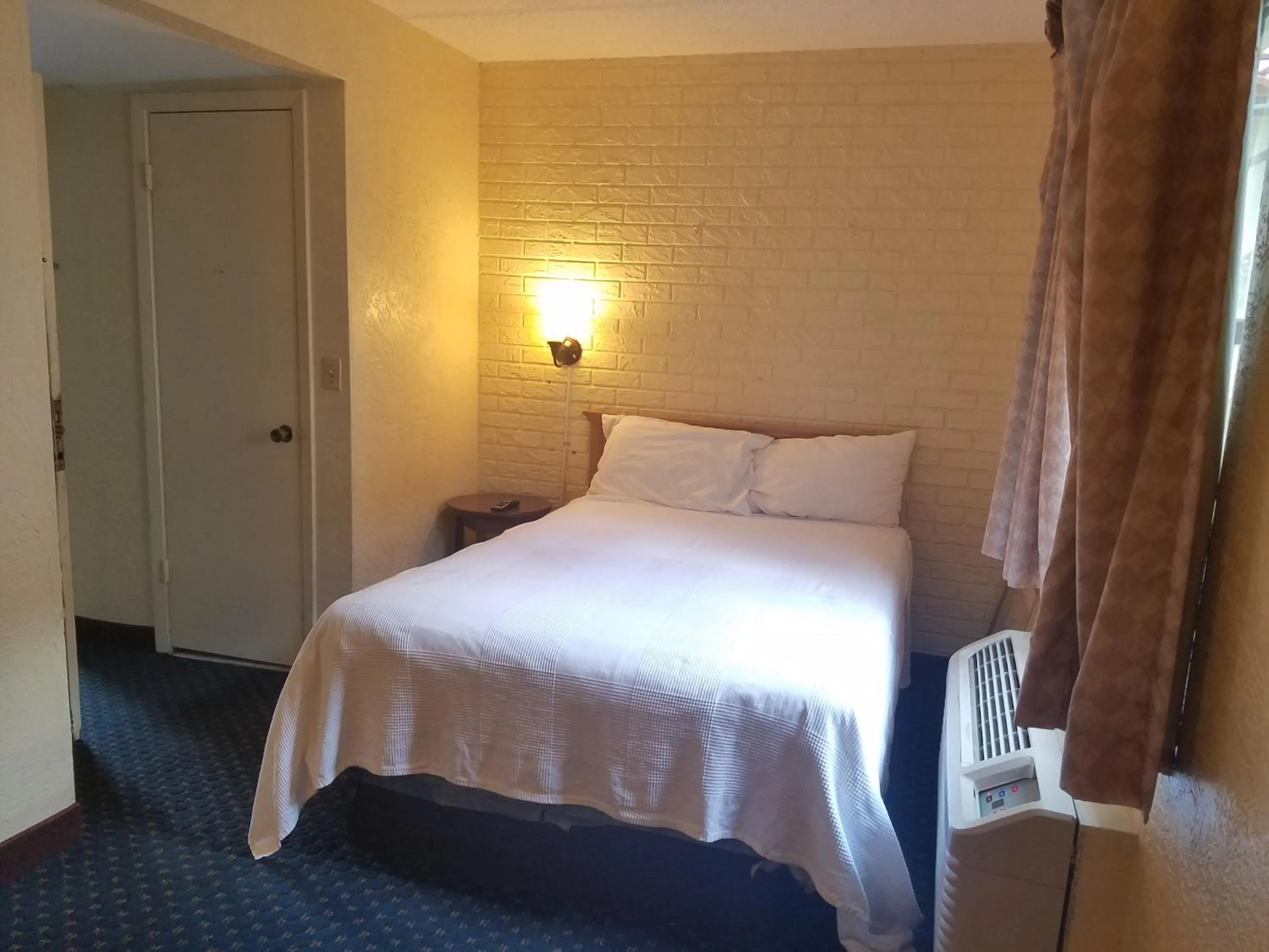 Bed in Motel 6 Tallahassee, FL North Monroe