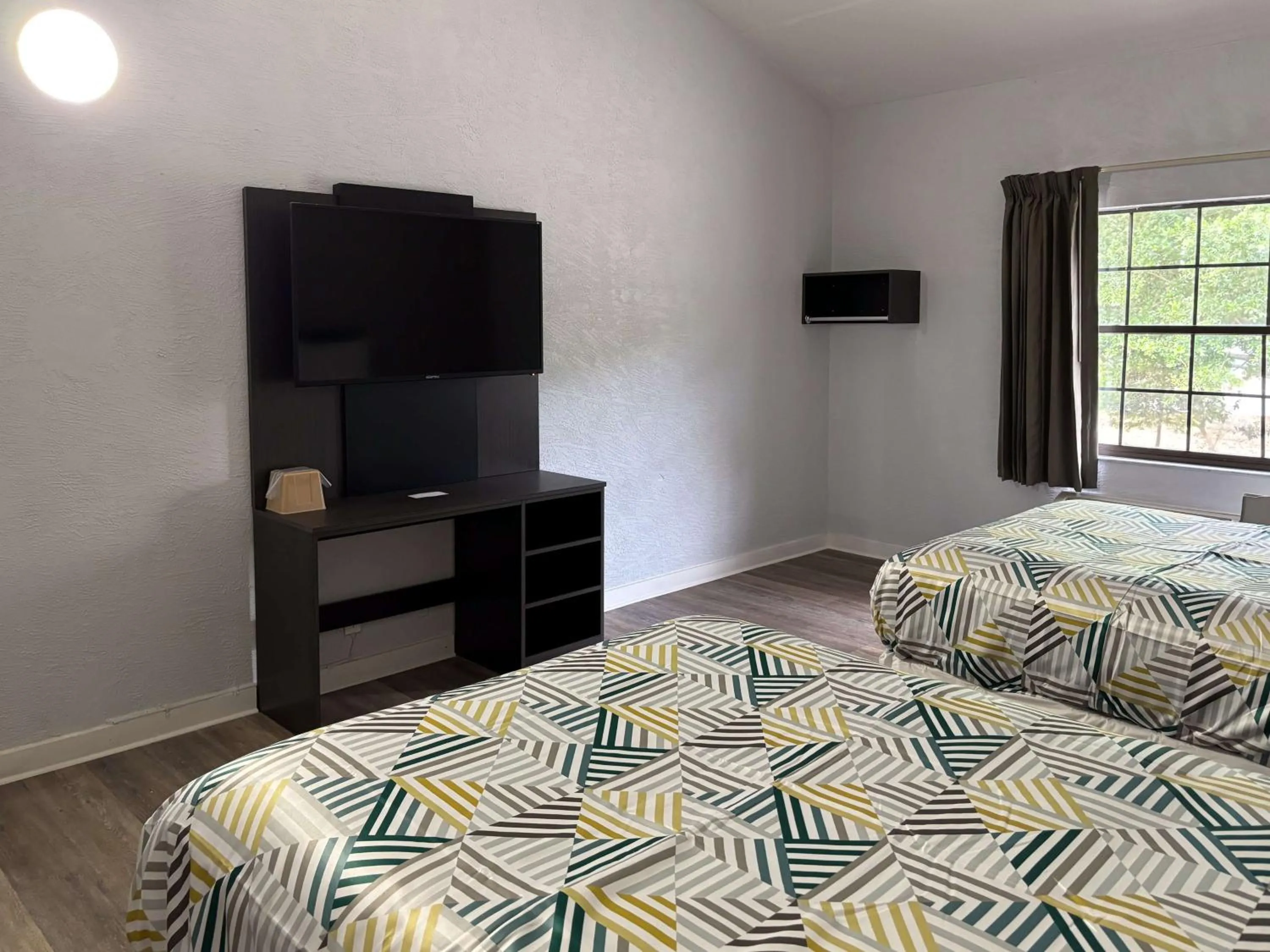 Bedroom, Bed in Motel 6 Tallahassee, FL North Monroe