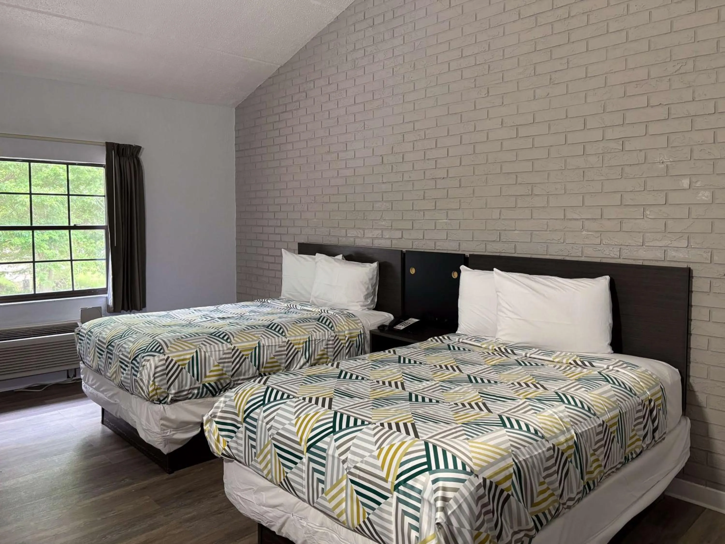 Bedroom, Bed in Motel 6 Tallahassee, FL North Monroe