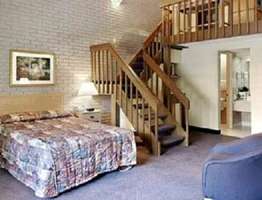 Bed in La Casa Inn and Suites