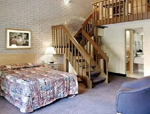 Bed in La Casa Inn and Suites