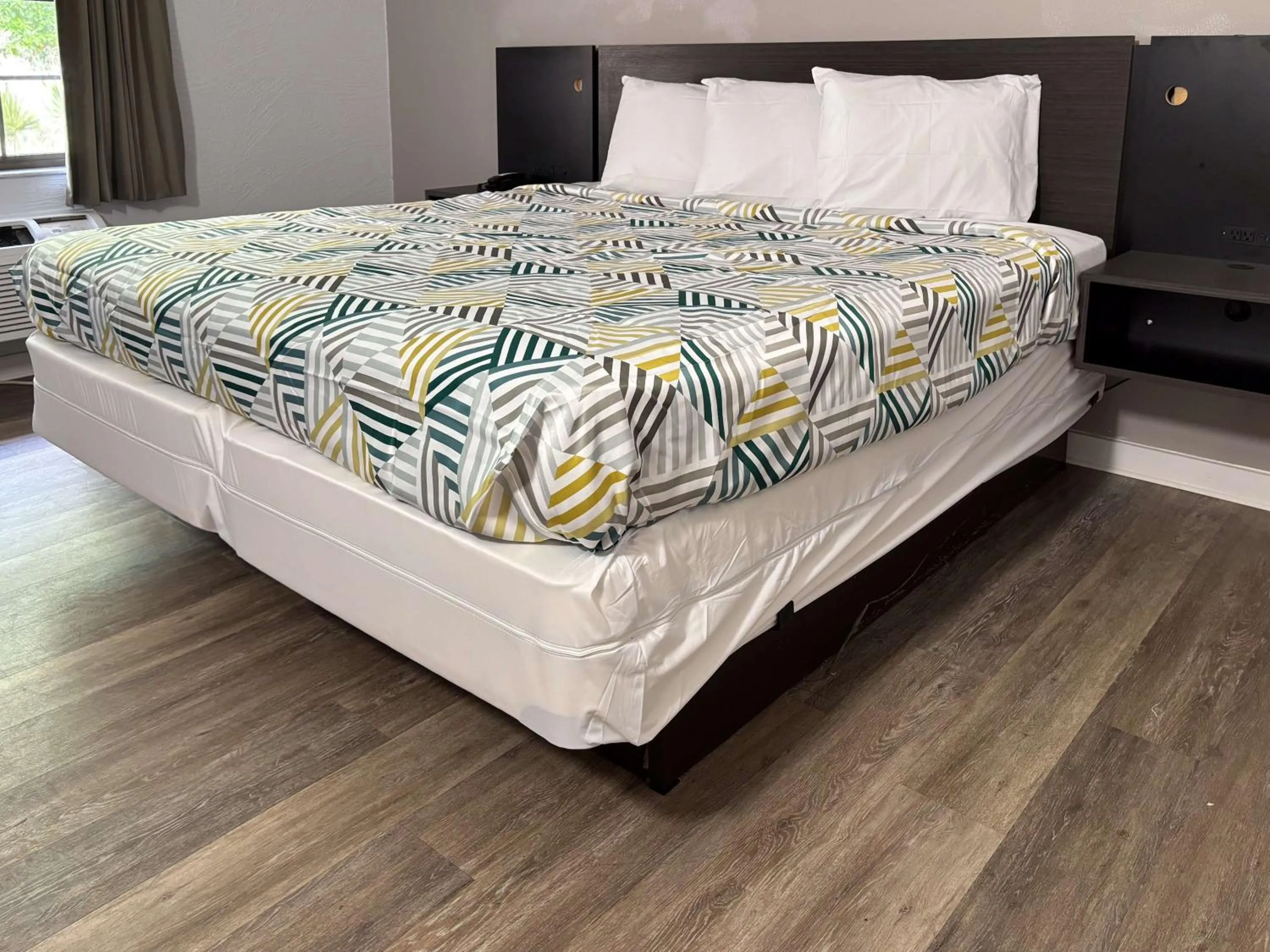 Bedroom, Bed in Motel 6 Tallahassee, FL North Monroe