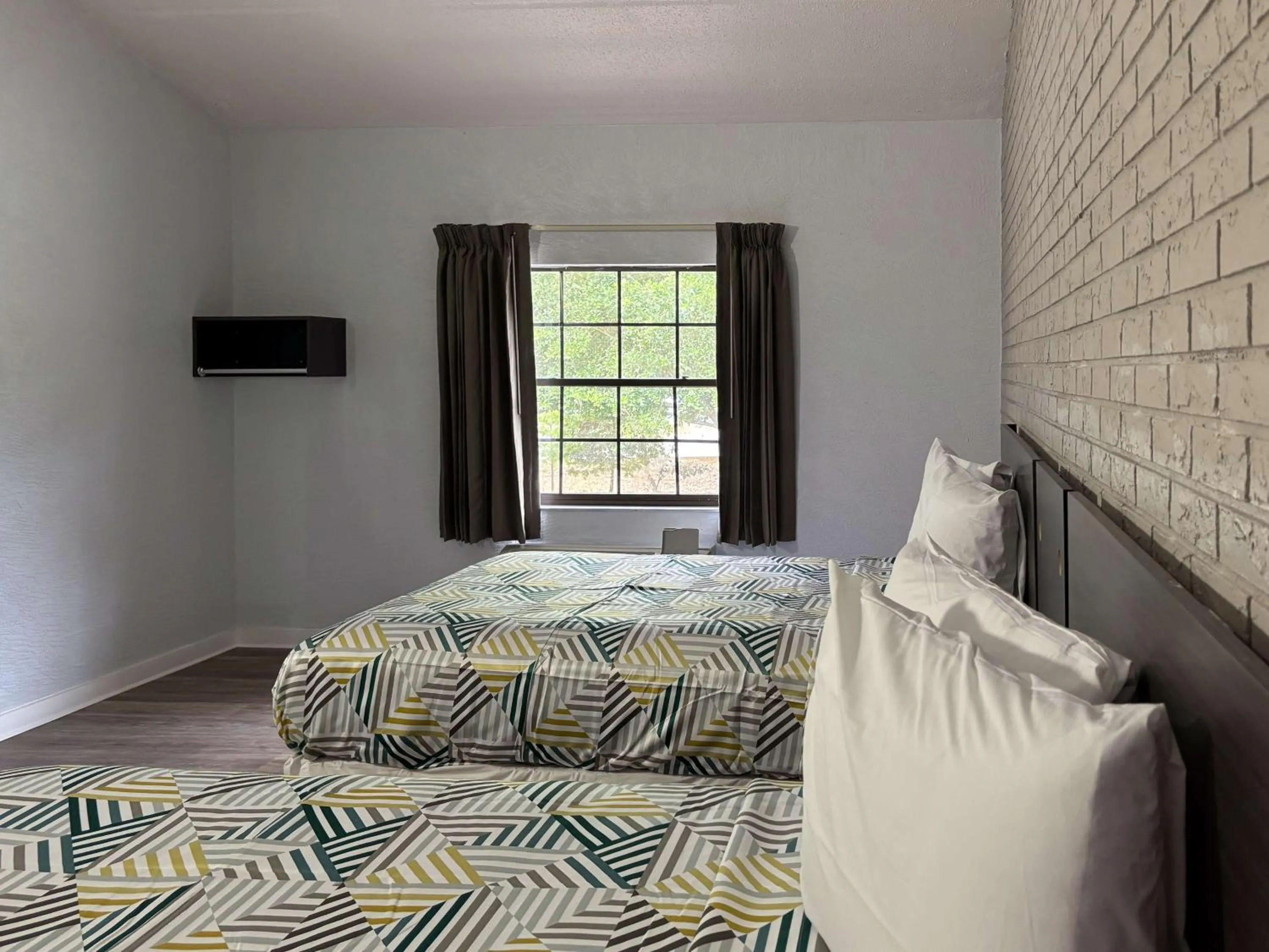 Bedroom, Bed in Motel 6 Tallahassee, FL North Monroe