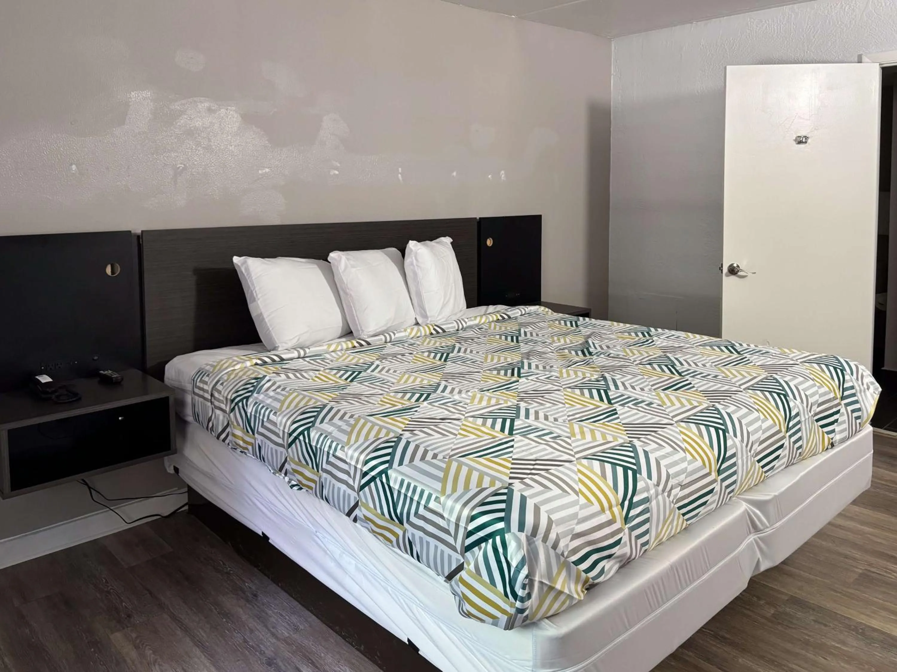 Bedroom, Bed in Motel 6 Tallahassee, FL North Monroe