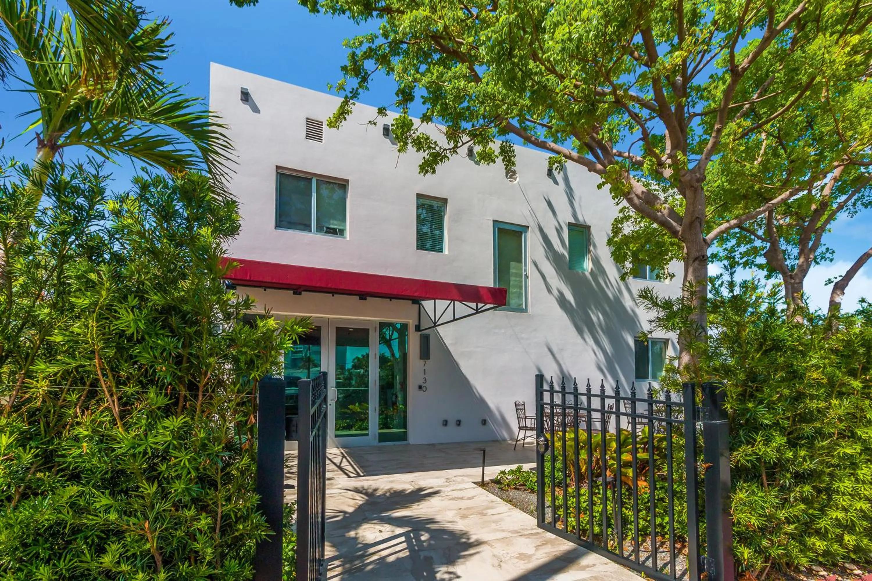 Facade/entrance in Costa Norte Boutique Hotel Miami Beach