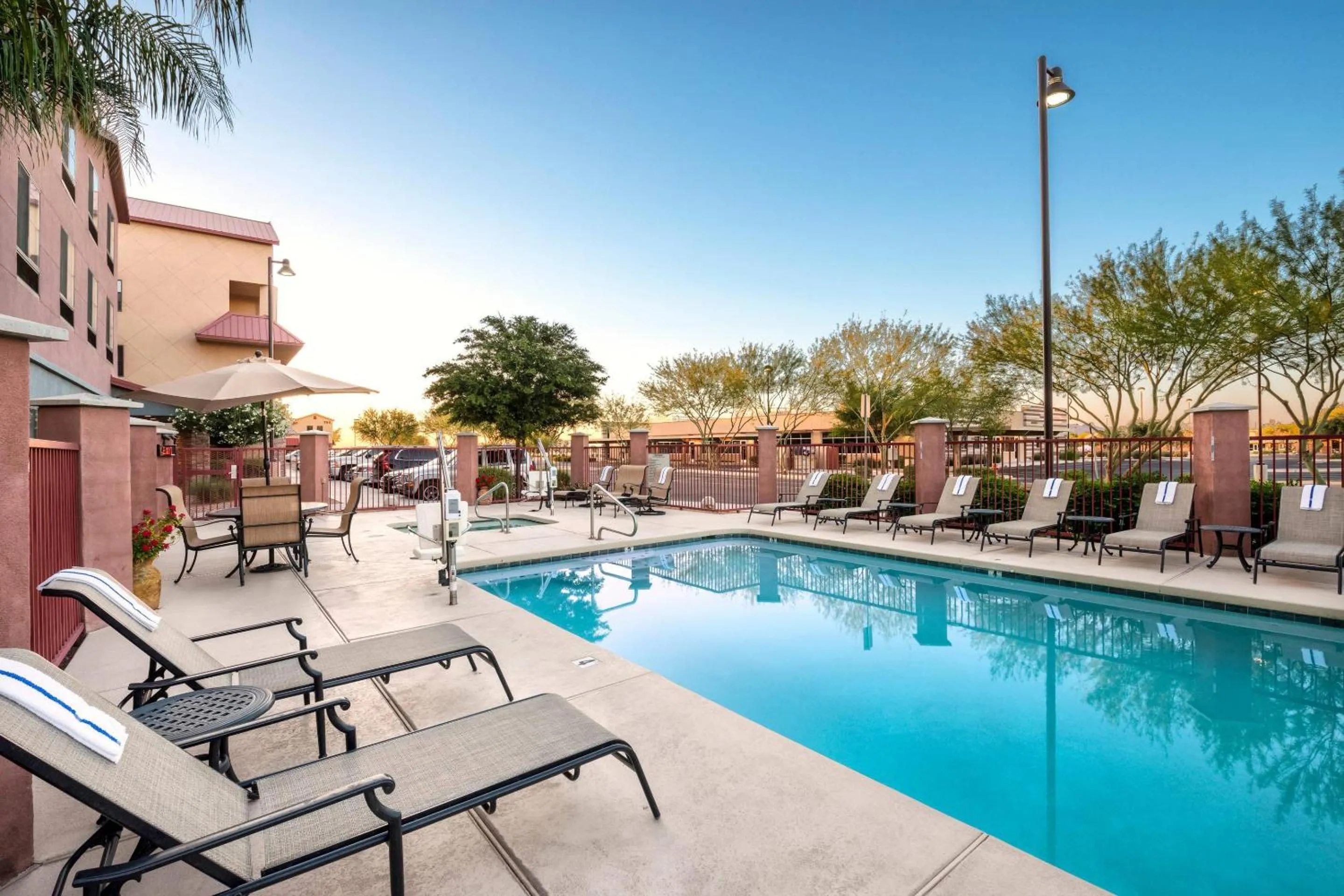 Swimming pool in Comfort Suites Goodyear-West Phoenix