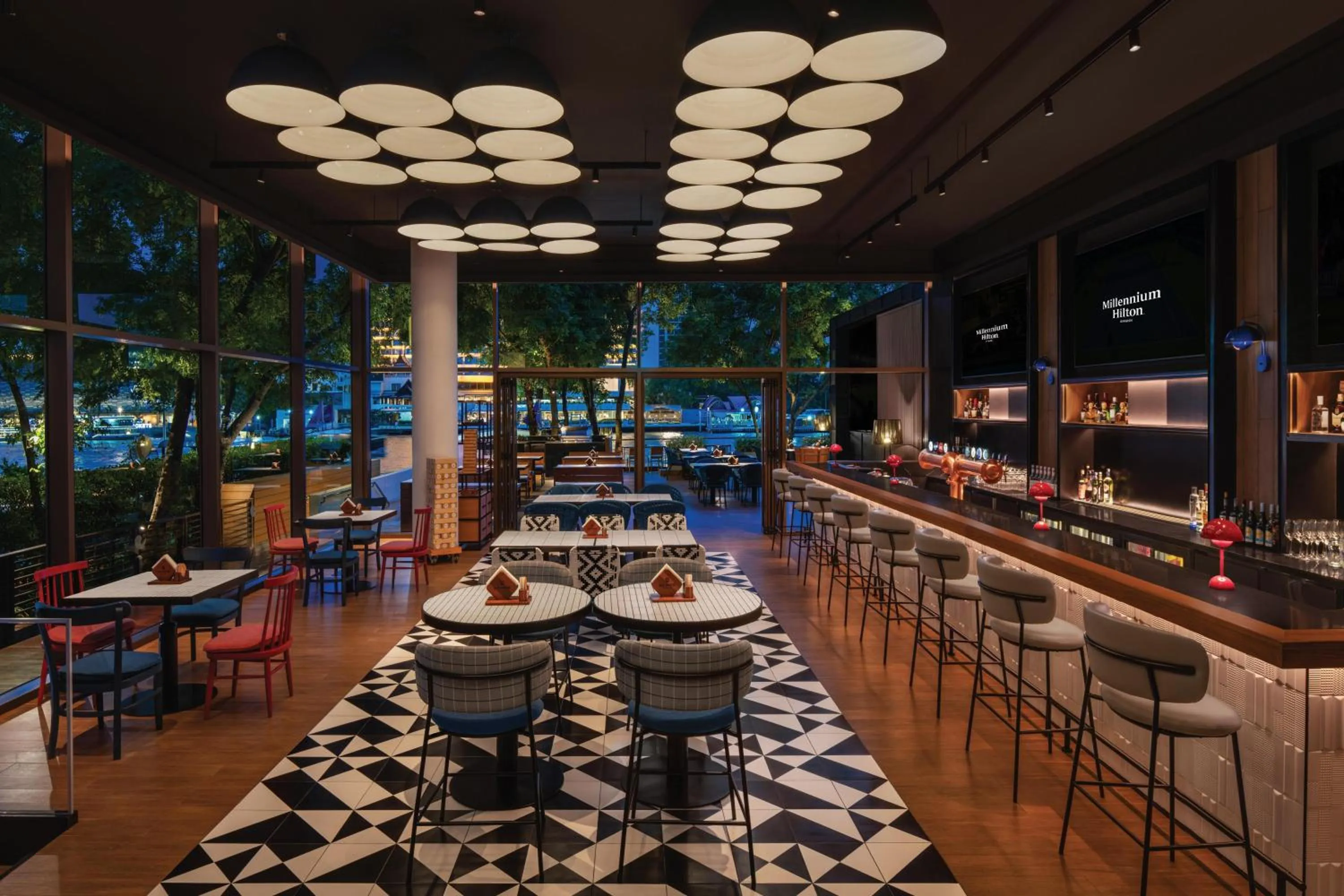 Lounge or bar in Millennium Hilton Bangkok