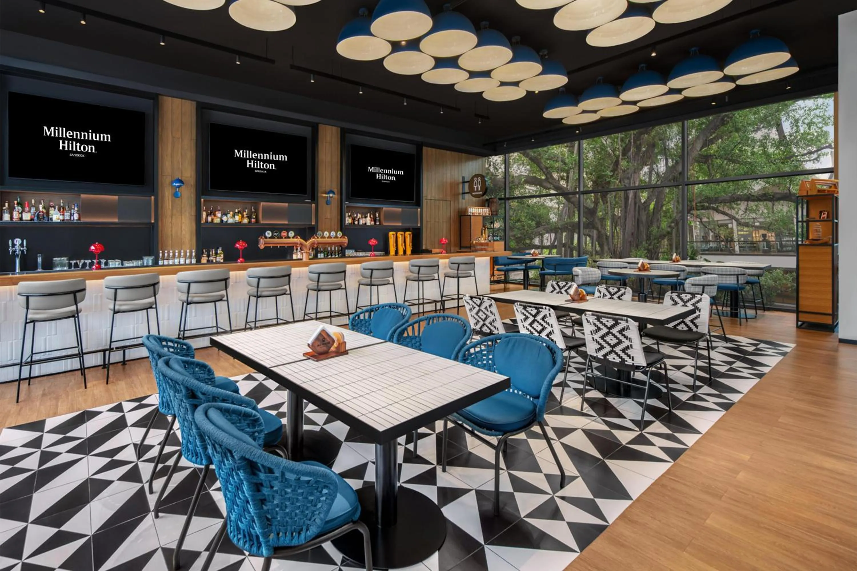 Lounge or bar in Millennium Hilton Bangkok