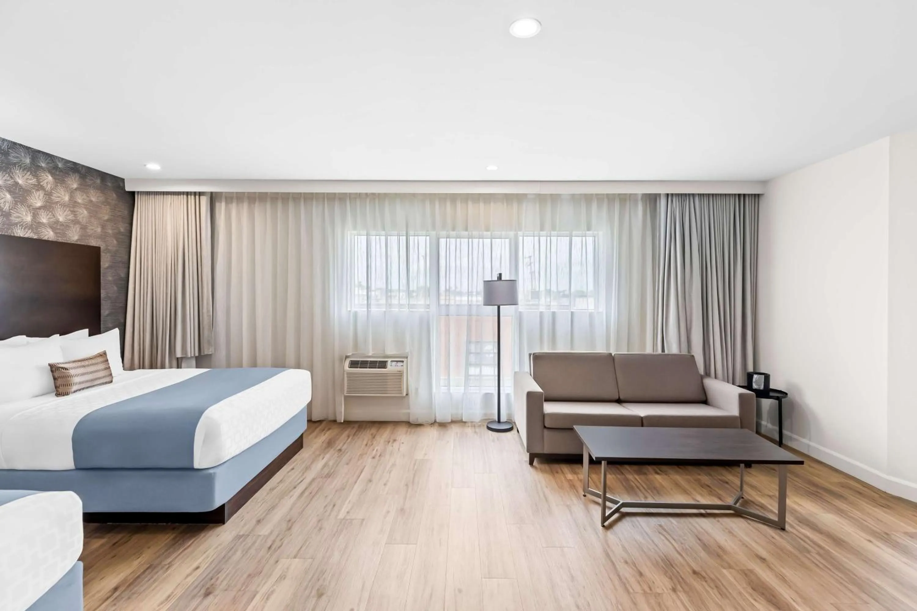 Bedroom, Bed in Best Western Plus Montreal East