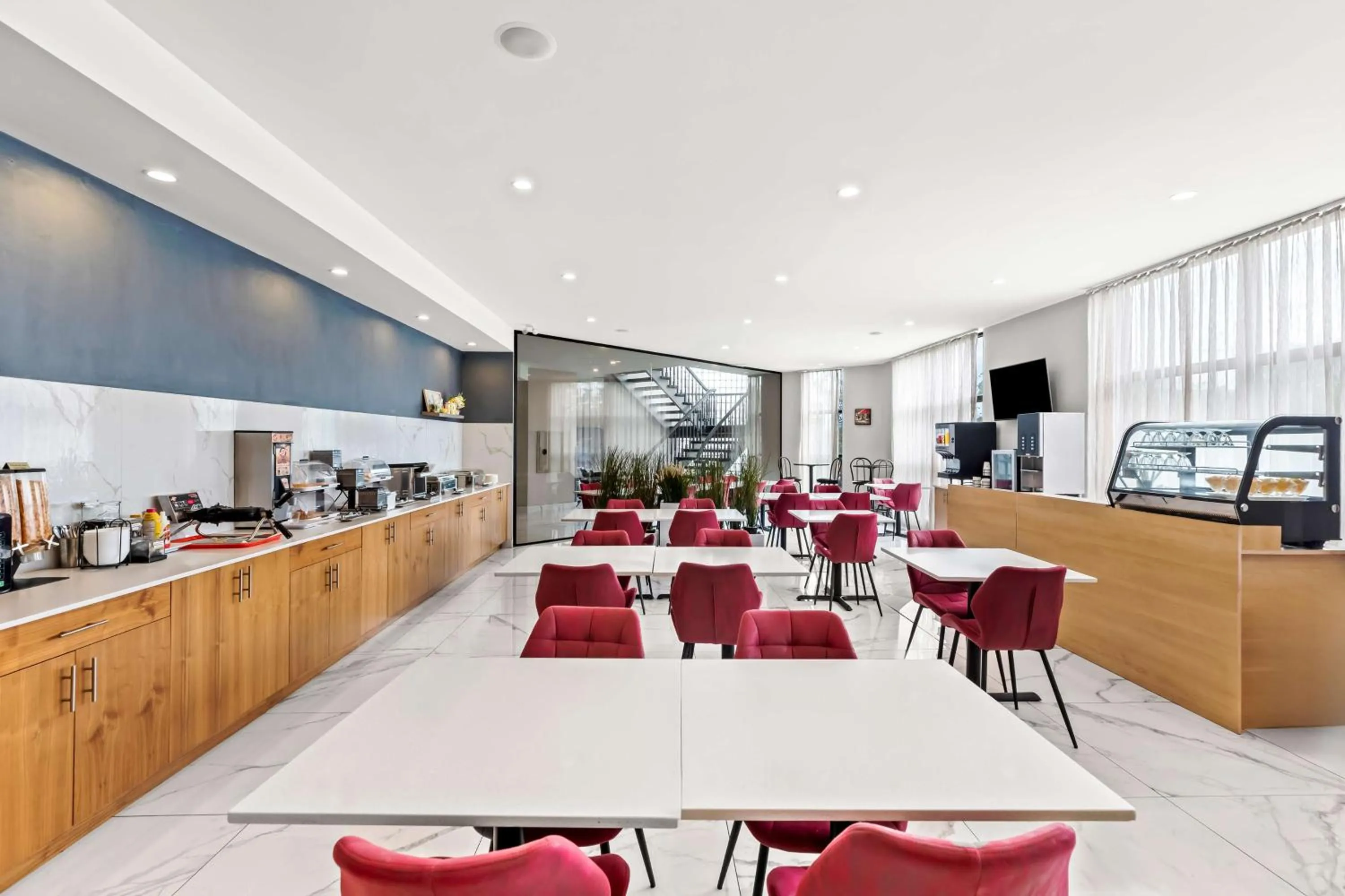 Breakfast in Best Western Plus Montreal East