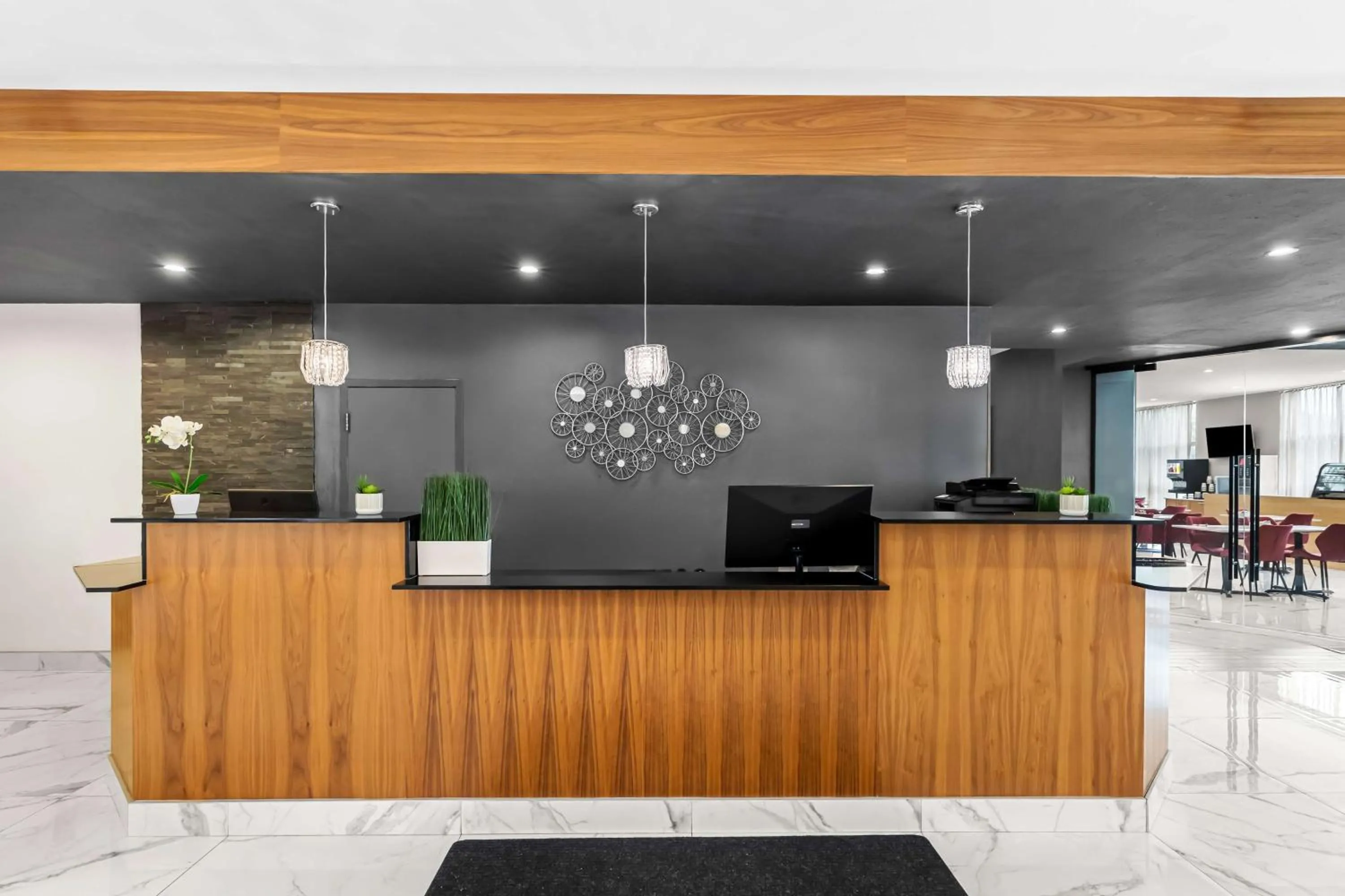Lobby or reception in Best Western Plus Montreal East